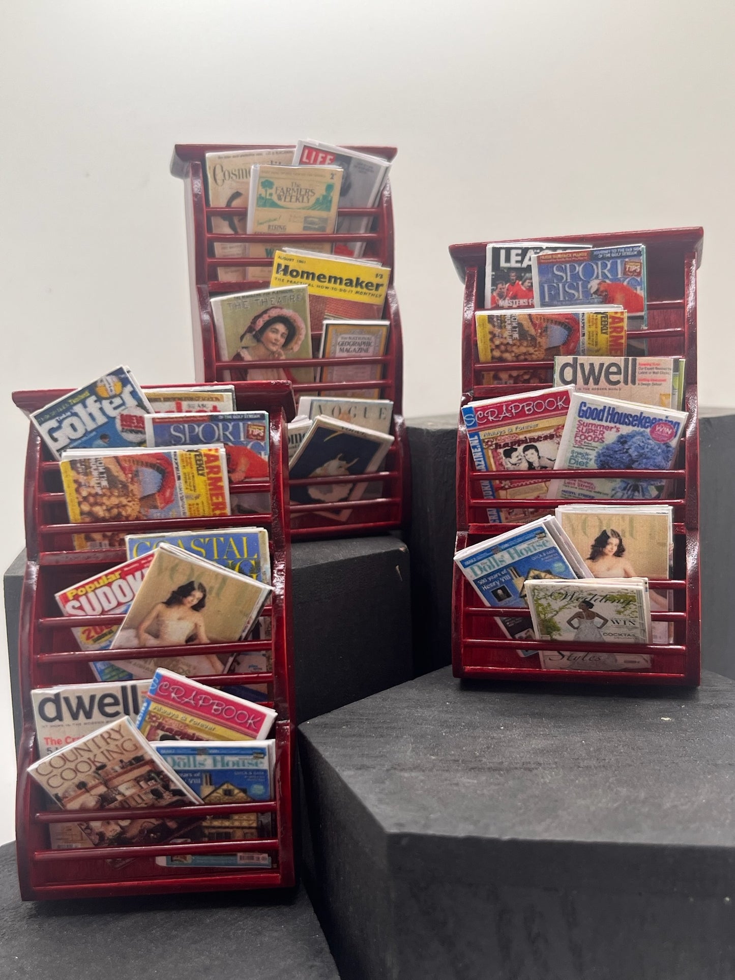DOLLS House Miniatures - 1/12th Magazine Rack and Magazines