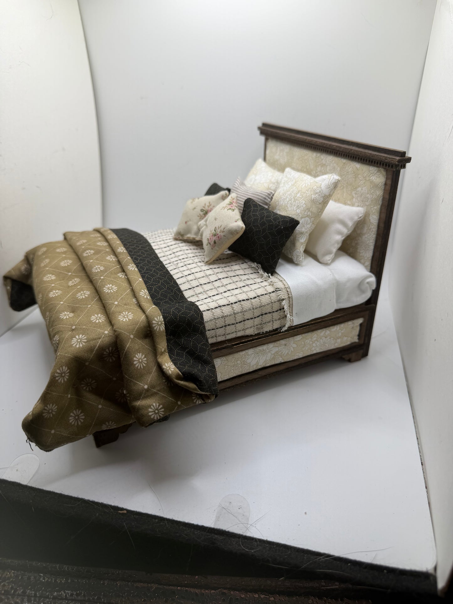 1/12th - 1:12 - 1 inch scale Queen sized Double Bed