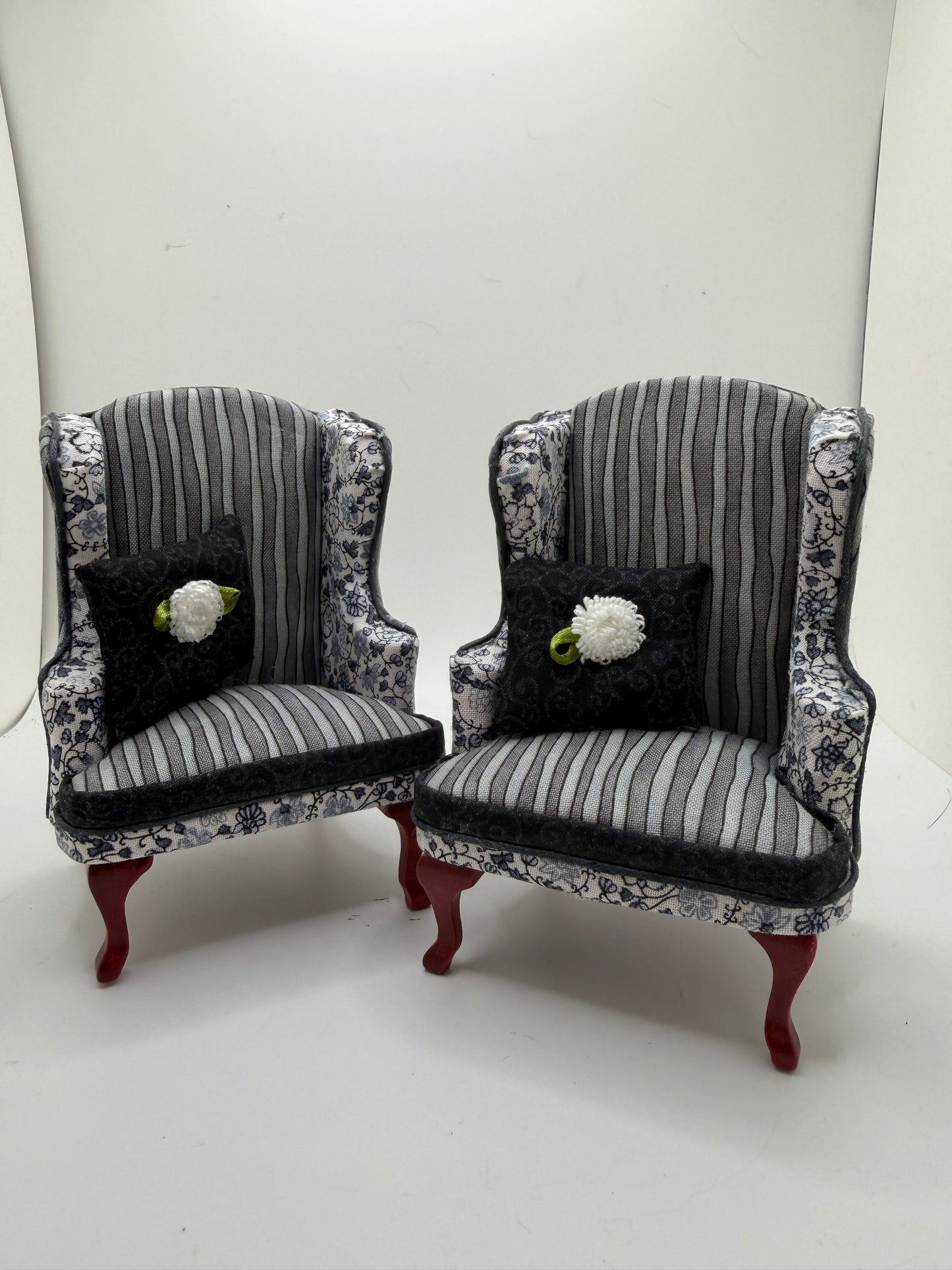 1/12th Winged Armchair x1