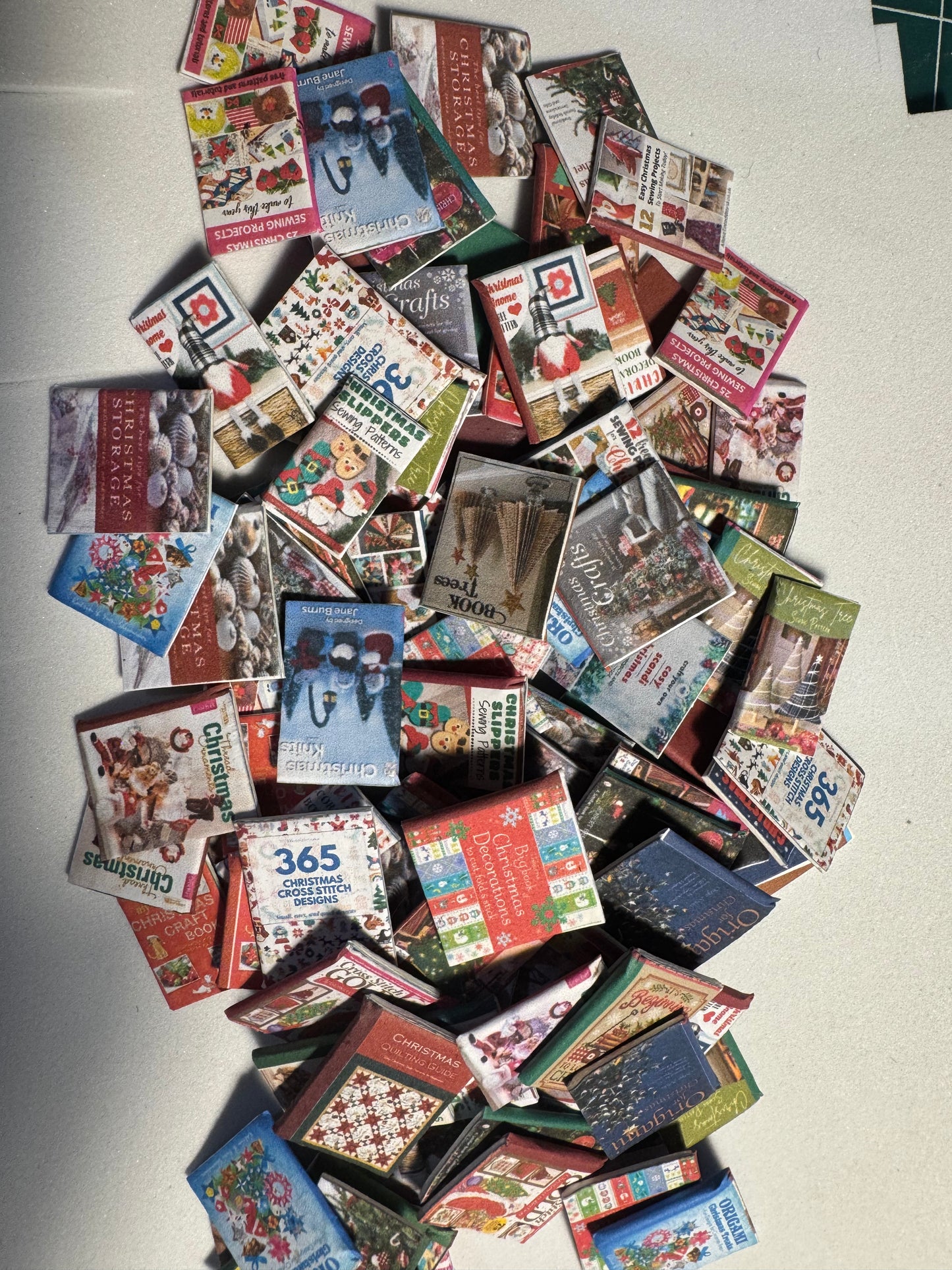 DOLLS HOUSE MINIATURES - Christmas books x10