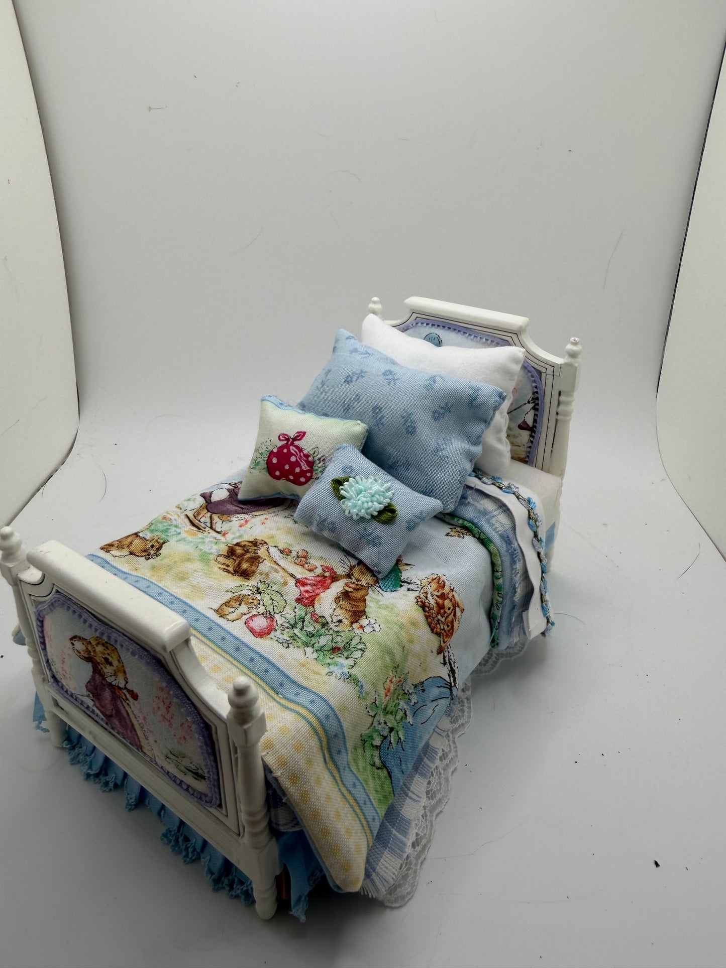1/12th - 1:12 - 1 inch scale Beatrix Potter Single bed (2 available)