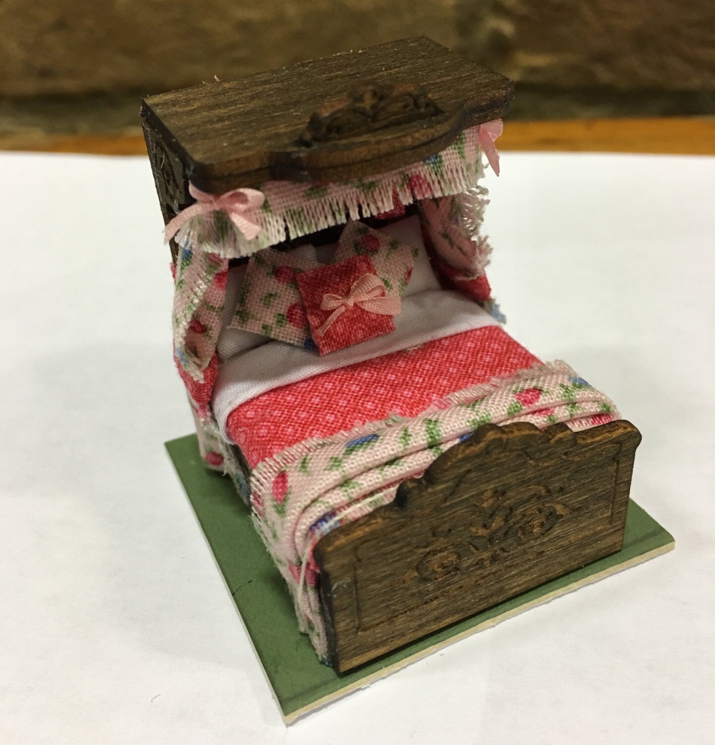 Dolls House Miniatures ( 1/48th - 1:48 - 1/4" - Quarter Inch Scale ) - Hand Made - Half Tester Bed - Rosebud