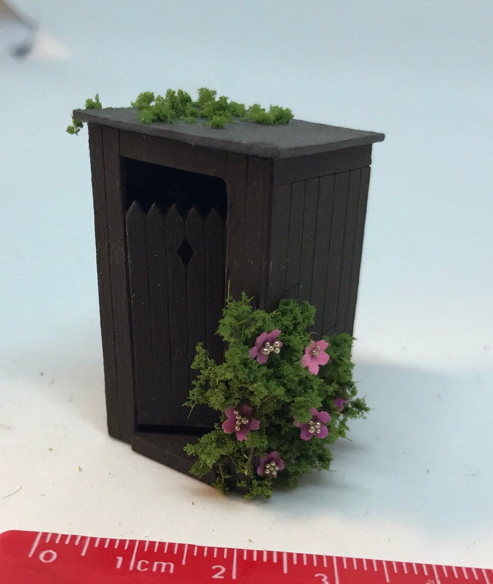 Dolls House Miniatures ( 1/48th - 1:48th - 1/4" - Quarter Inch Scale ) Luxury Dressed Outside Privey / WC