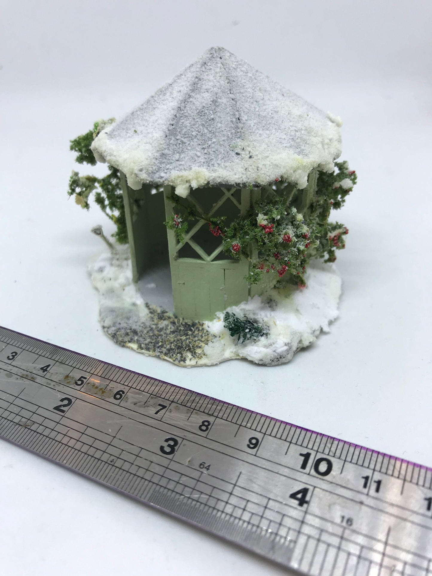 Dolls House Miniatures ( 1/48th - 1:48th - 1/4" - Quarter Inch Scale )Luxury Dressed Winter Gazebo