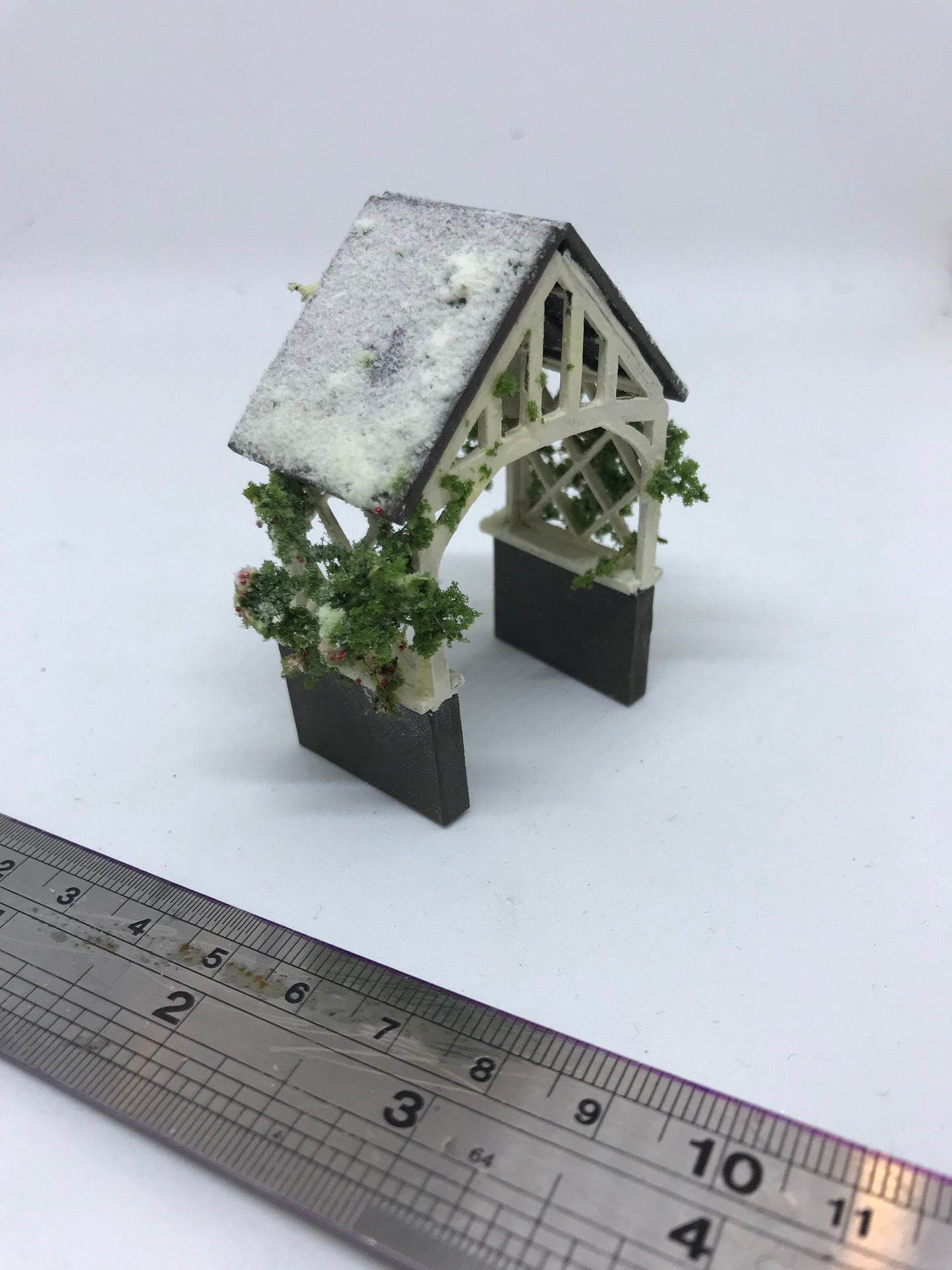 Dolls House Miniatures ( 1/48th - 1:48th - 1/4" - Quarter Inch Scale )Luxury Dressed Winter Porchway