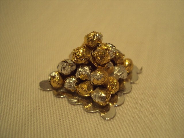 Dolls House Miniatures - 1/12th Pyramid of Chocolates