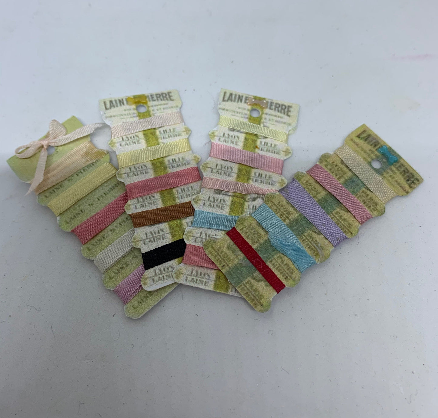 Dolls House Miniatures - Ribbon Hanger x1