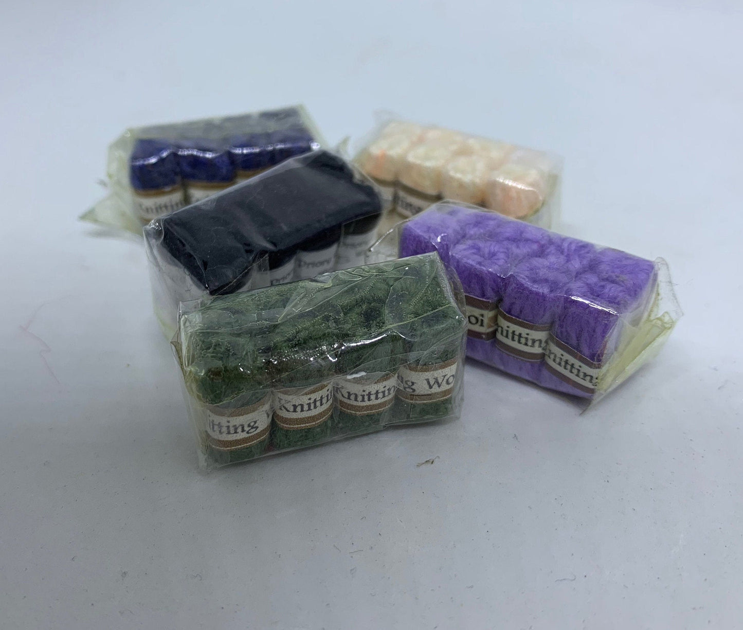 DOLLS HOUSE MINIATURES - Pack of Wool x1