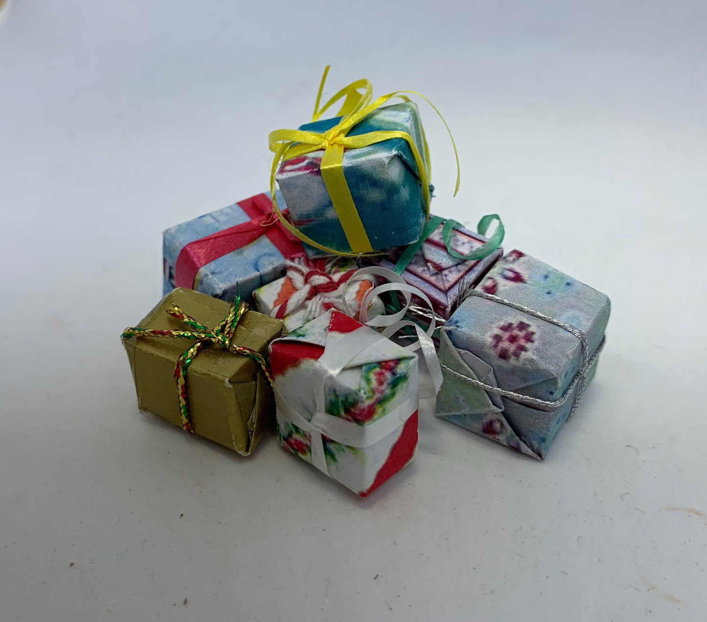 Dolls House Miniatures - Present x5