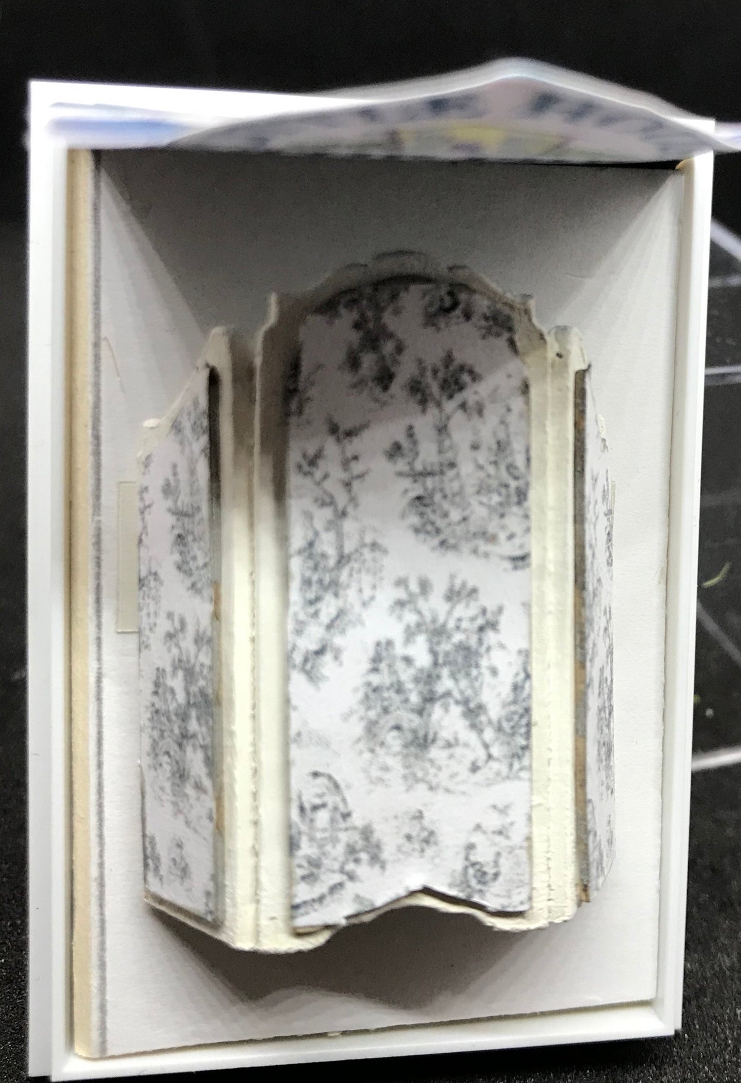 Dolls House Miniatures - Hand Made Screen (1/48th, 1/4inch, quarter scale) -