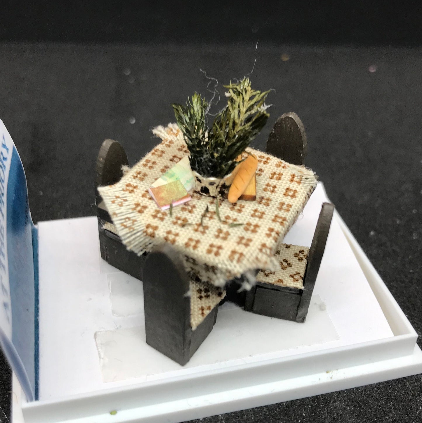 Dolls House 1/48th - table & chairs -