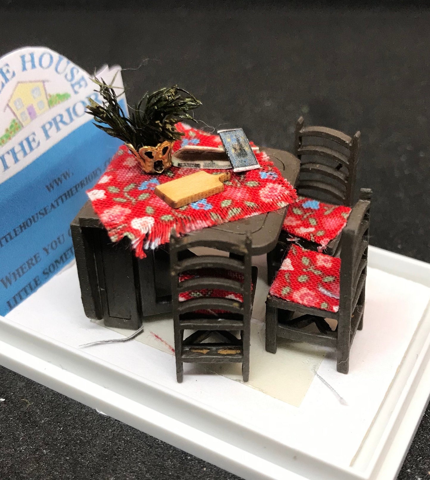 Dolls House 1/48th - table & chairs -