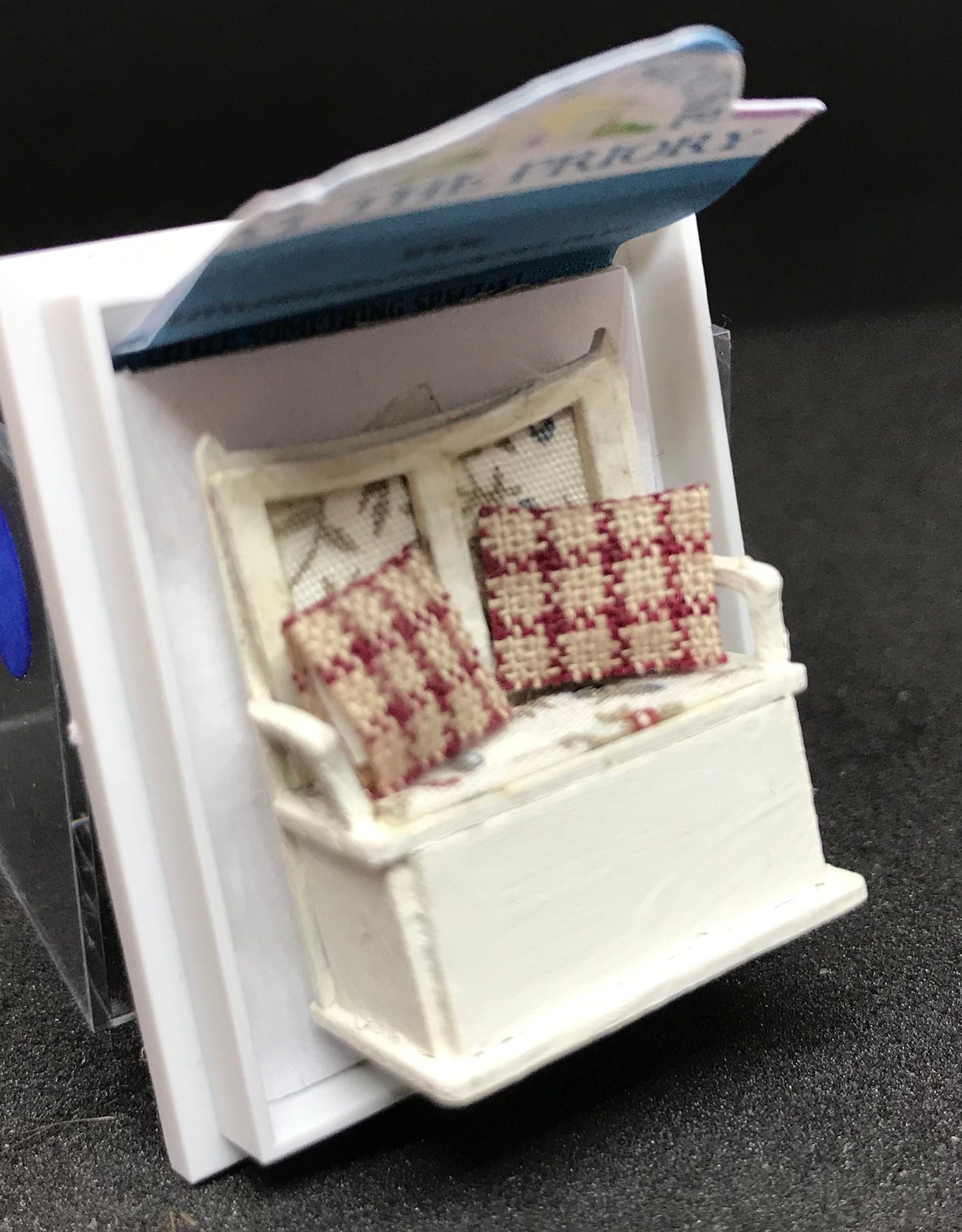 Dolls House Miniatures - Hand Painted Pretty 1/48th (1/4inch) quarter-scale Settle Seat