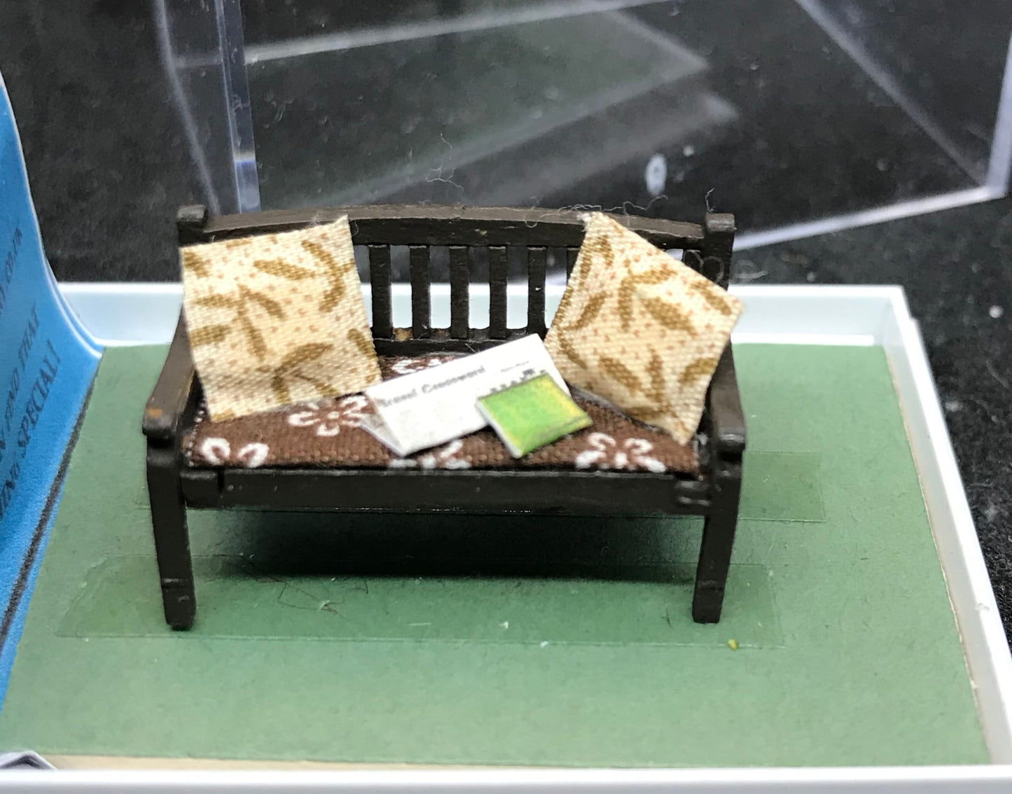 Dolls House Miniatures ( 1/48th - 1:48th - 1/4" - Quarter Inch Scale ) garden Bench Seat -