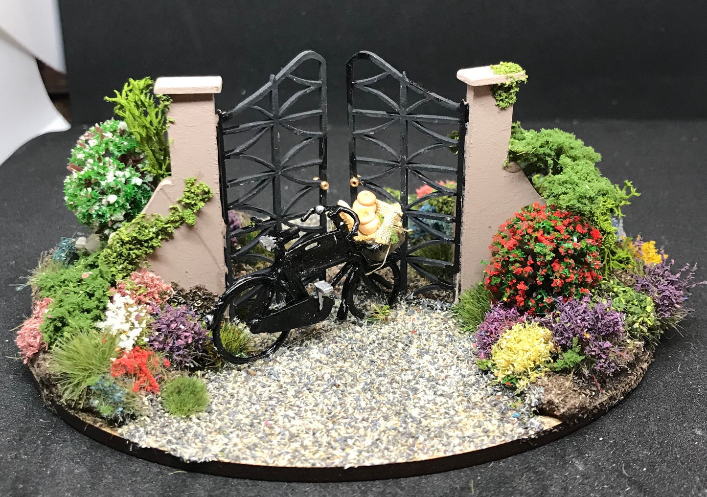 Dolls House Miniatures ( 1/48th - 1:48th - 1/4" - Quarter Inch Scale ) - Hand Made Garden Gates Garden Scene