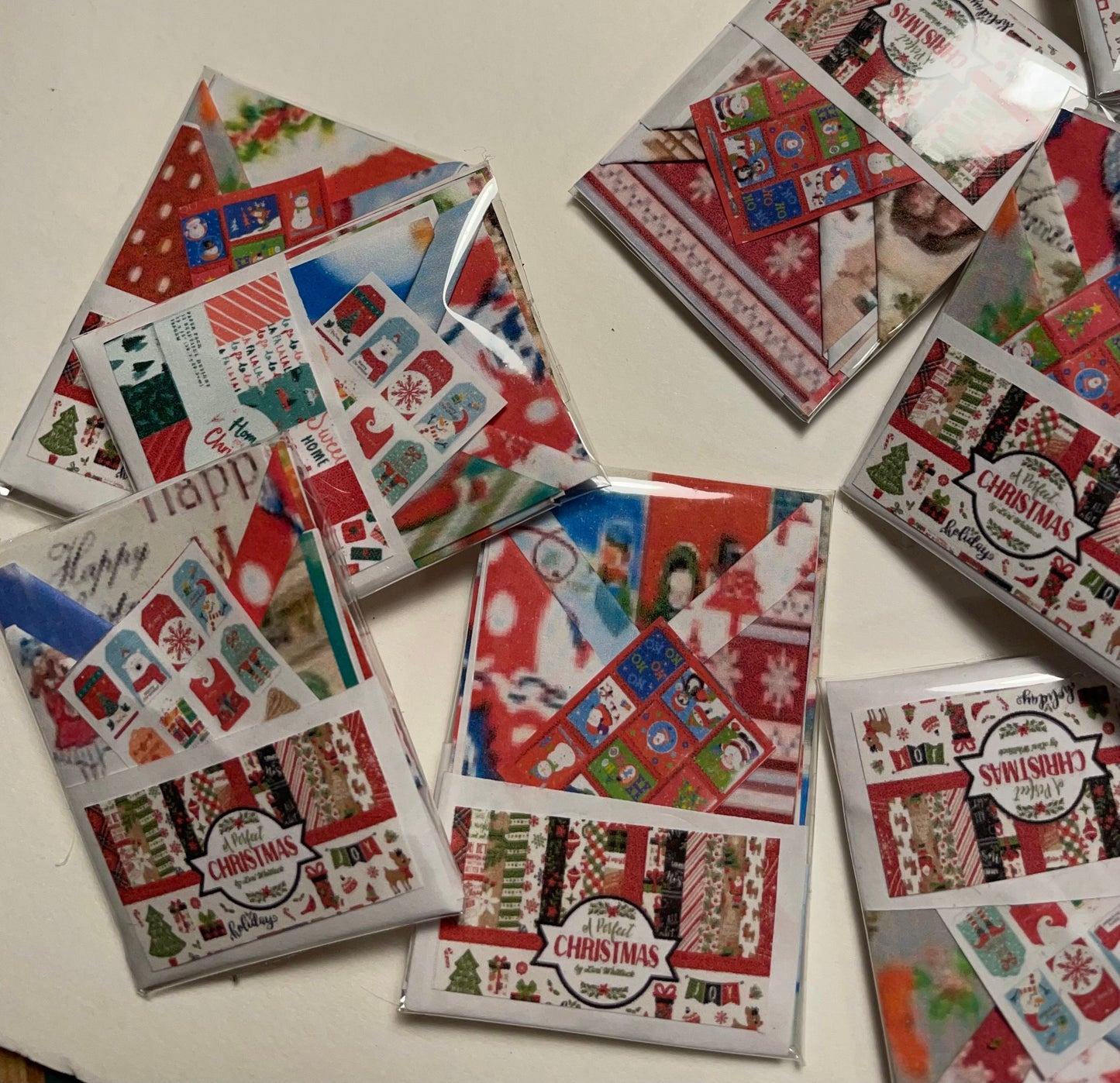 DOLLS HOUSE MINIATURES - Christmas wrapping pack