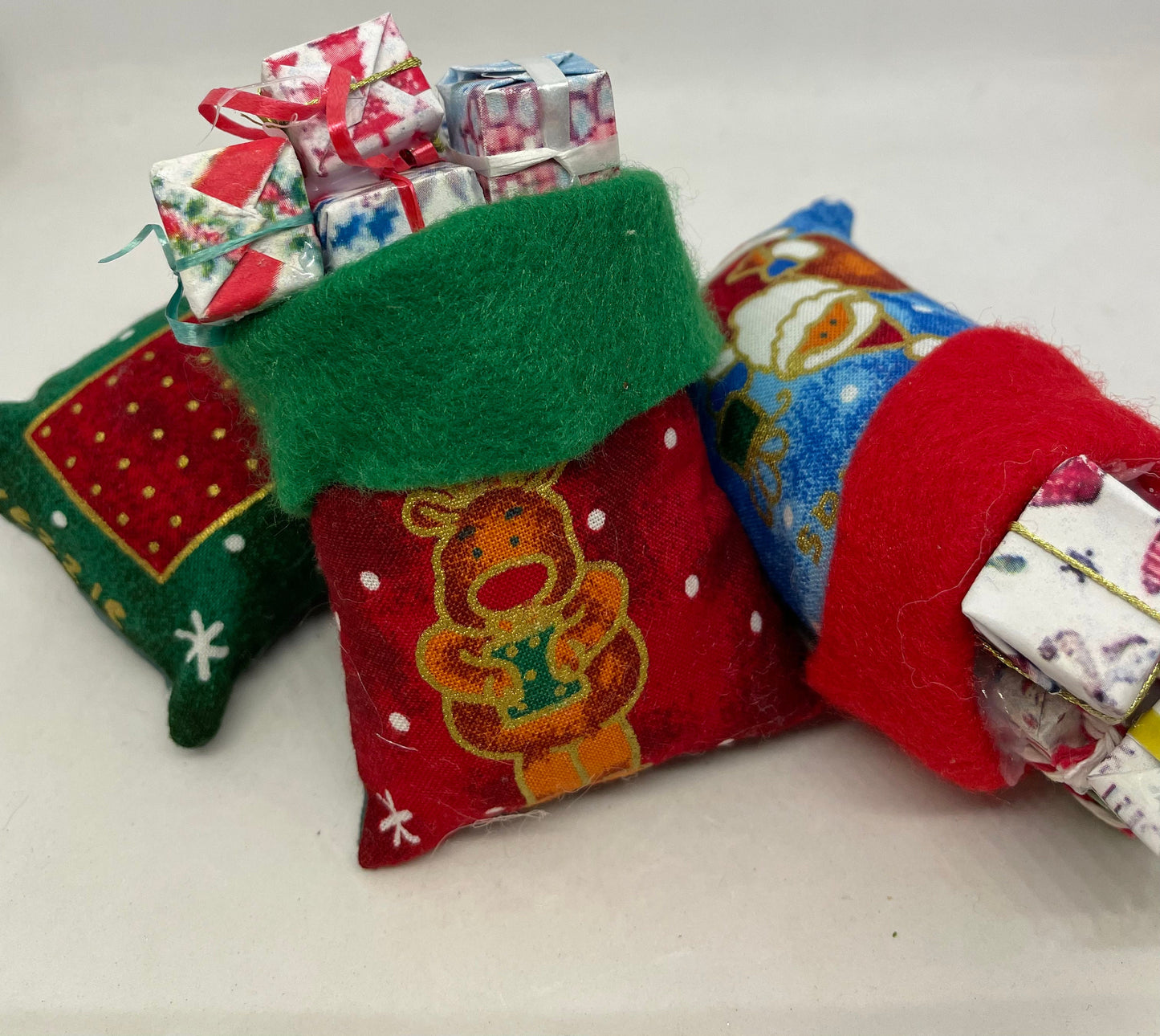 Dolls House Miniatures - 1/12th Christmas gift sack x1