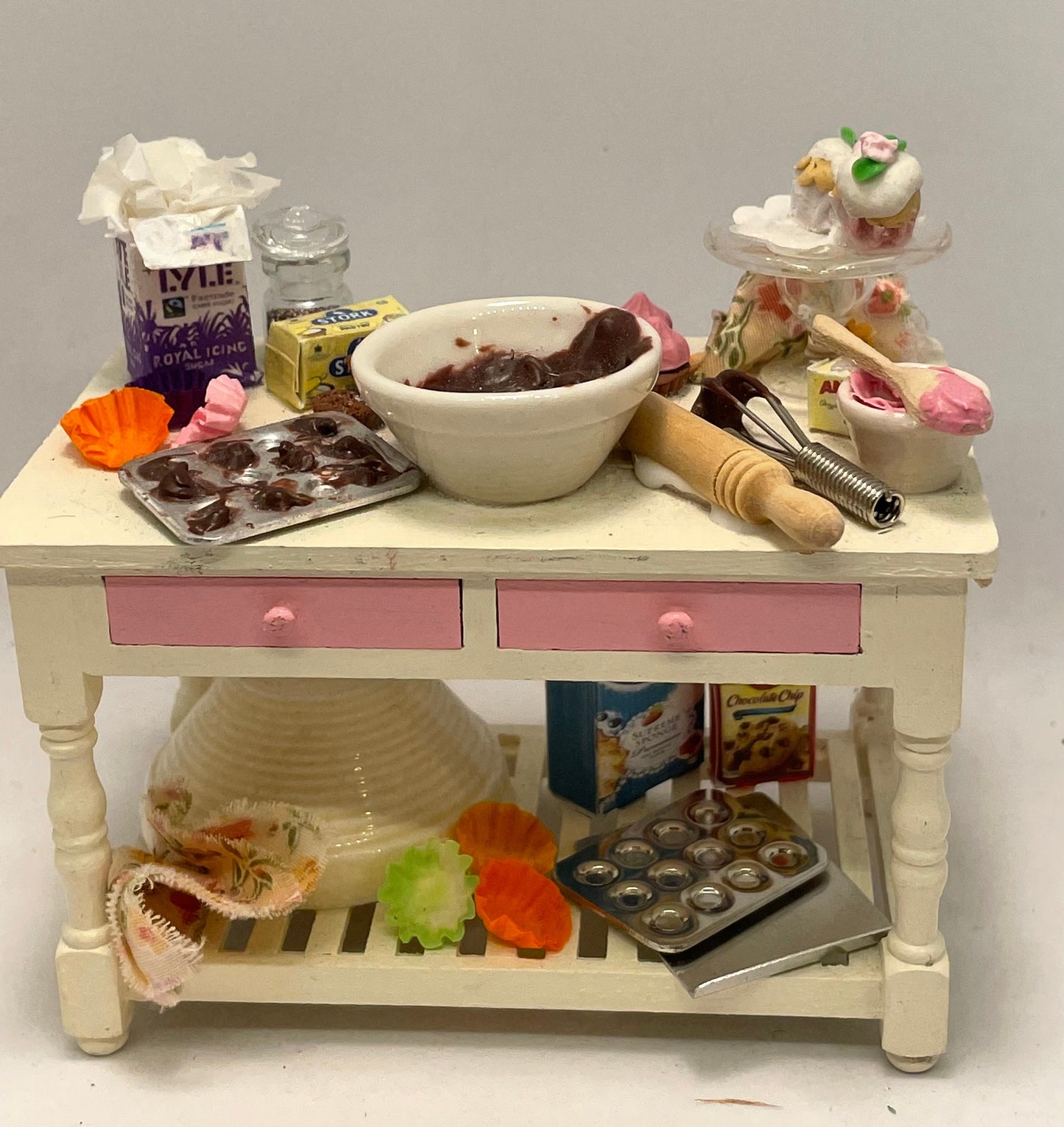 DOLLS HOUSE MINIATURES - 1/12th "Cup Cakes " Preparation Table