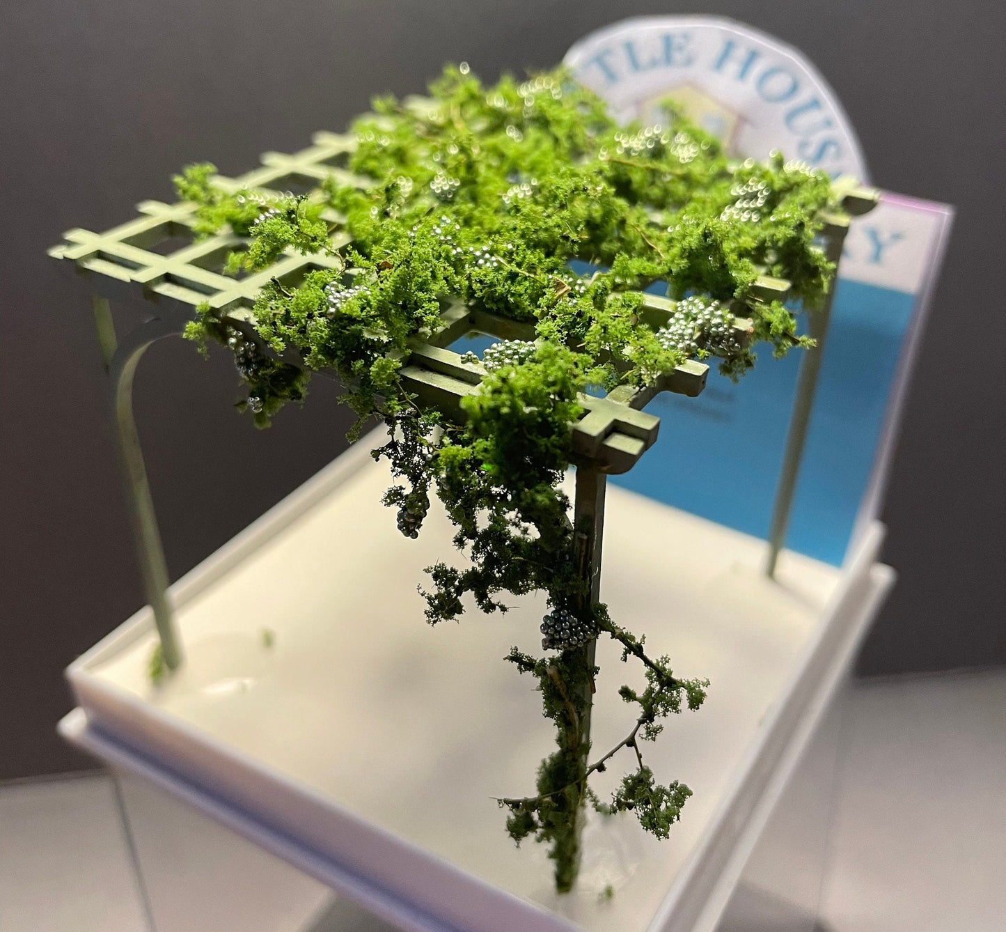 Dolls House Miniatures ( 1/48th - 1:48th - 1/4" - Quarter Inch Scale ) Arbour with grapevine