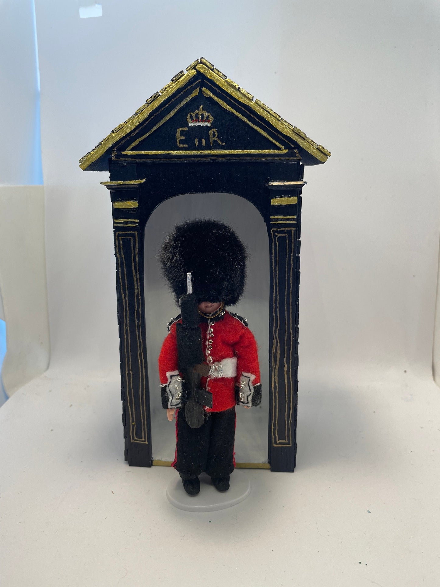 Dolls House Miniatures - Royal Guard Sentry Box x 1 (no Guard)