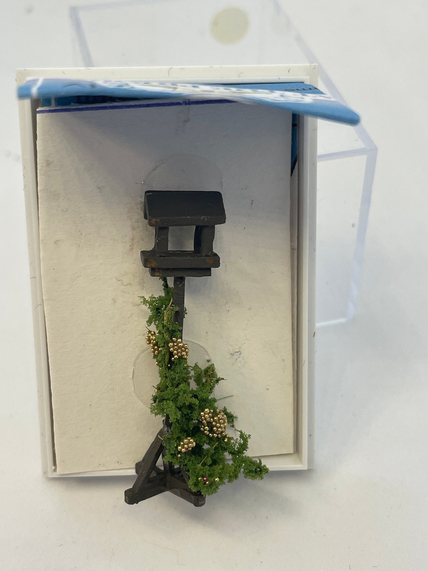 Dolls House Miniatures ( 1/48th - 1:48th - 1/4" - Quarter Inch Scale ) Bird Table