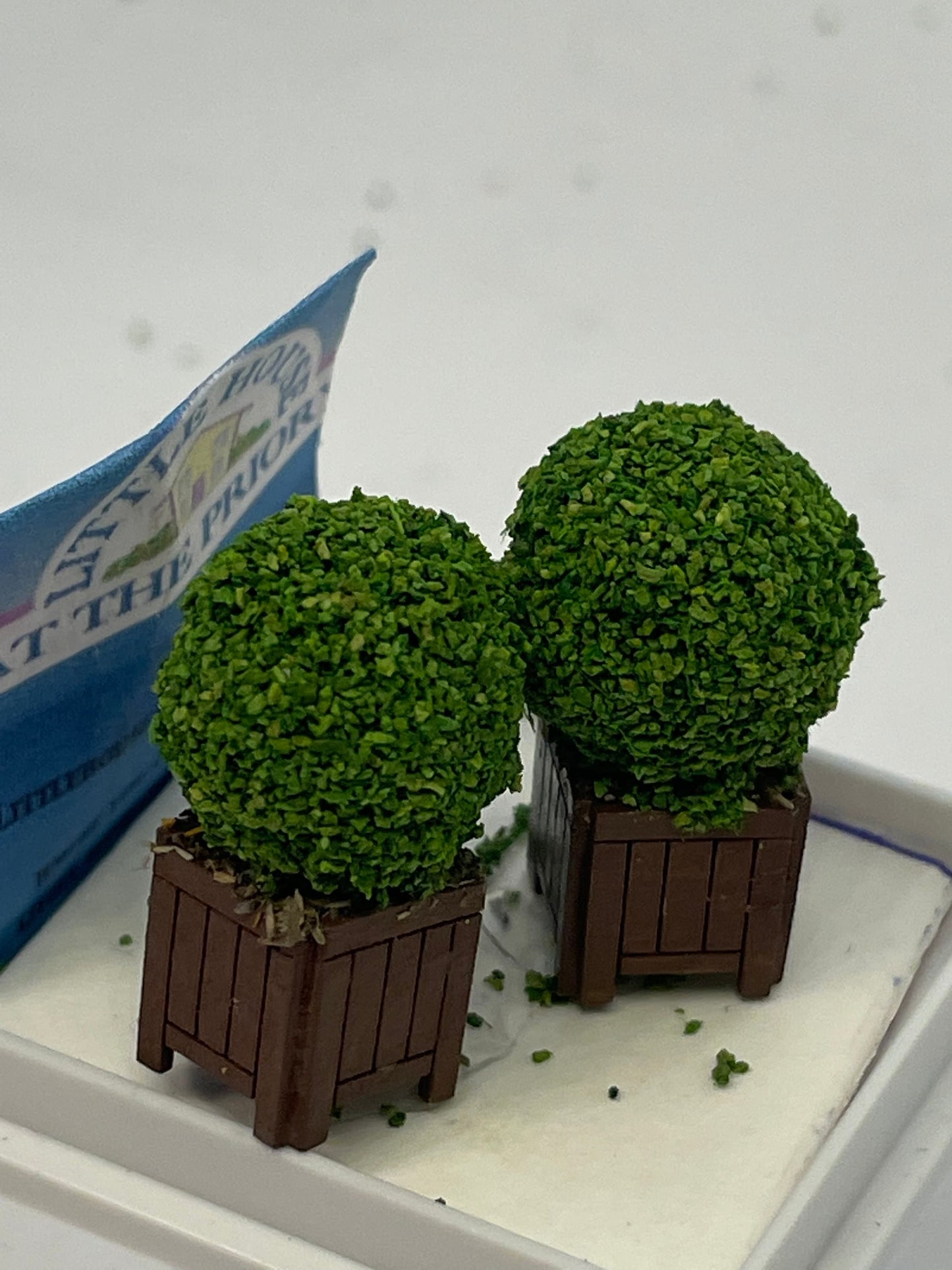 Dolls House Miniatures ( 1/48th - 1:48th - 1/4" - Quarter Inch Scale ) Topiary box balls in planter