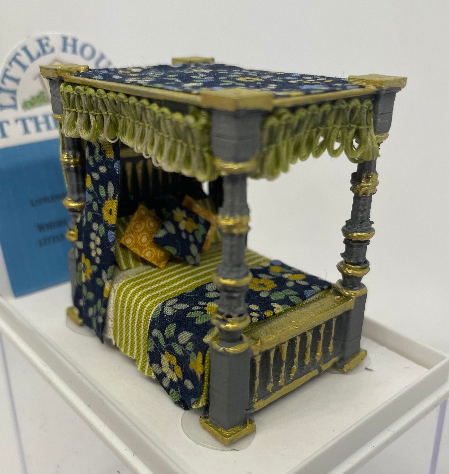 Dolls House Miniatures ( 1/48th - 1:48 - 1/4" - Quarter Inch Scale ) - Handmade four poster bed