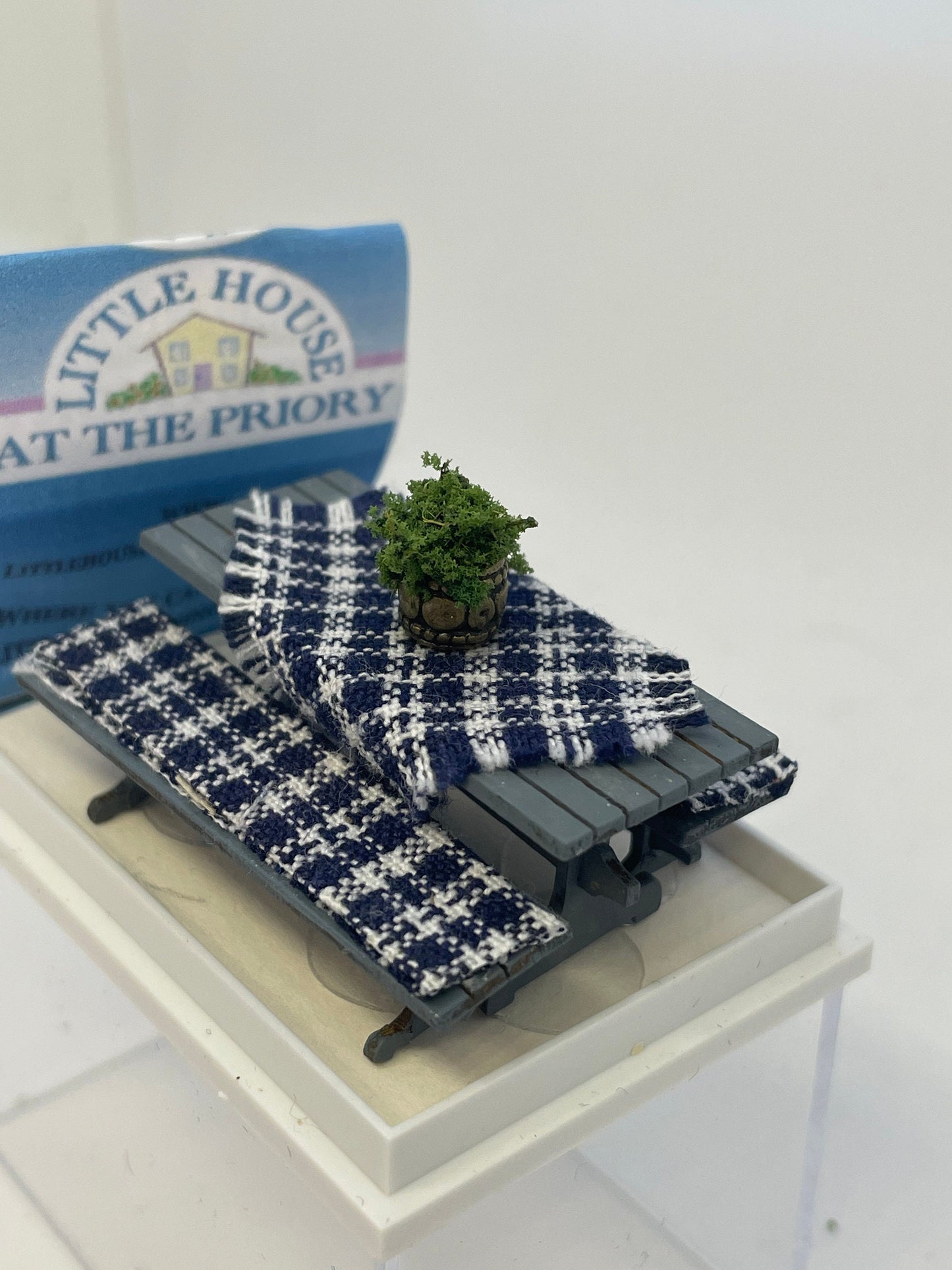 Dolls House Miniatures ( 1/48th - 1:48th - 1/4" - Quarter Inch Scale ) Garden / Picnic Table