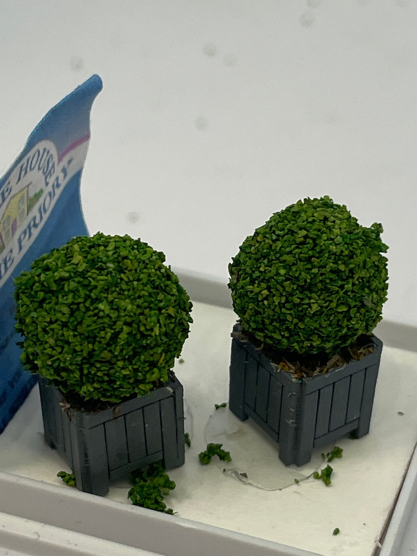 Dolls House 1/48th Topiary box balls in planter