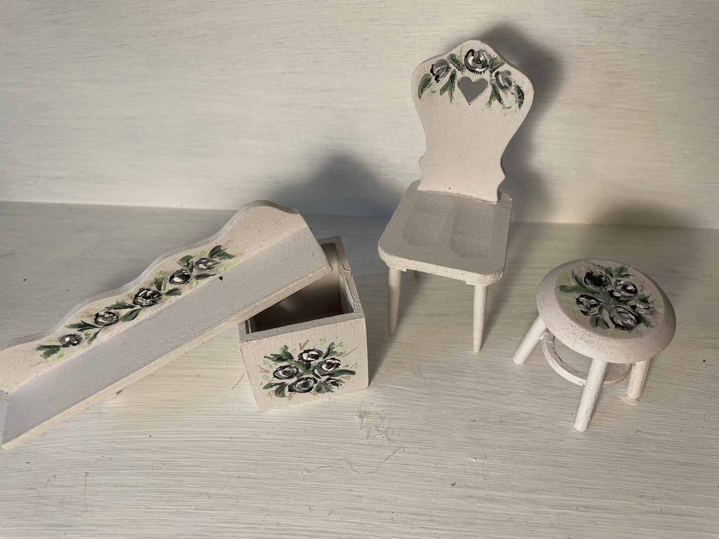 DOLLS HOUSE MINIATURES - Pale Grey Rosy Wooden Accessories