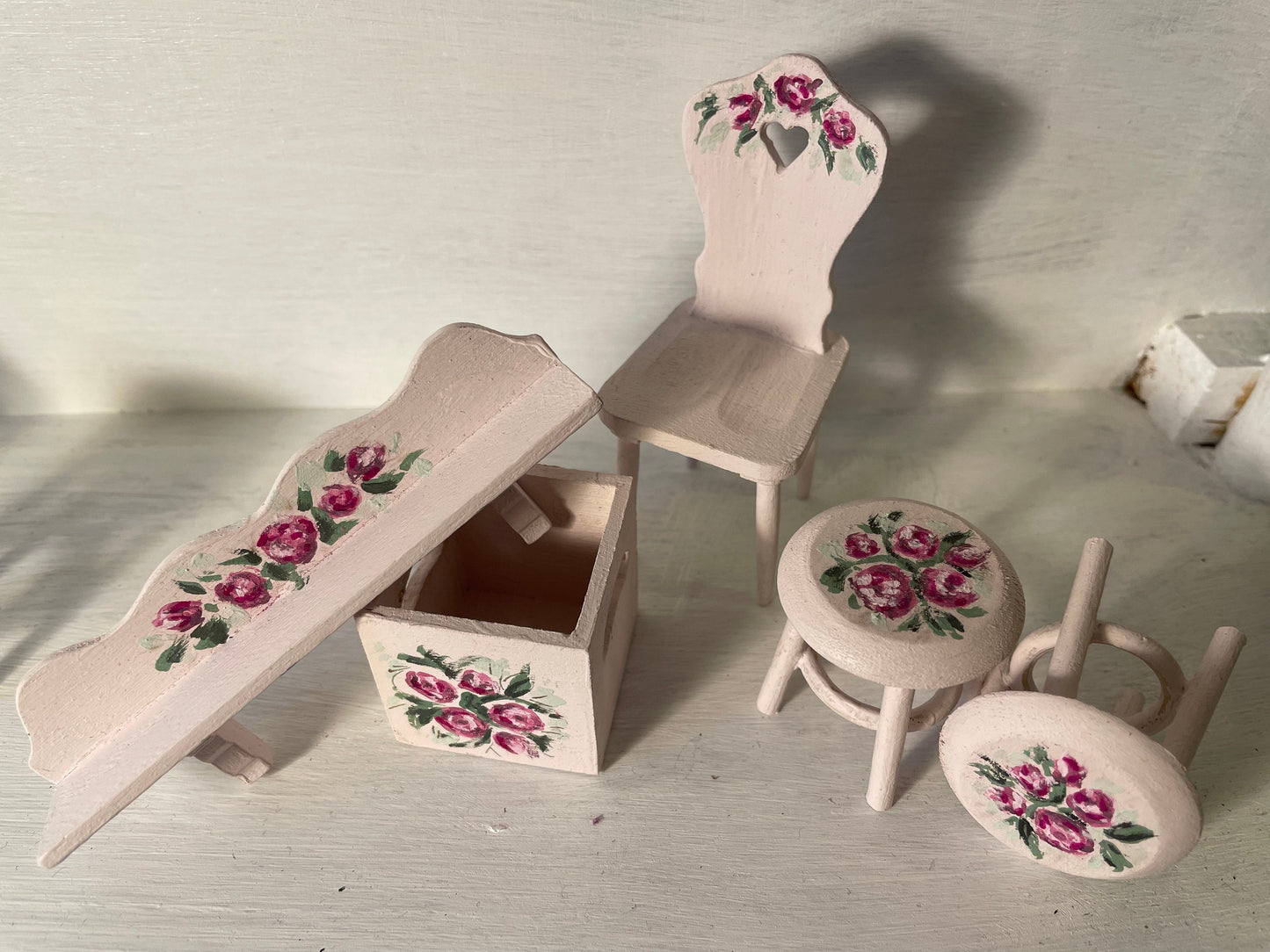 DOLLS HOUSE MINIATURES - Pale Pink Rosy Wooden Accessories