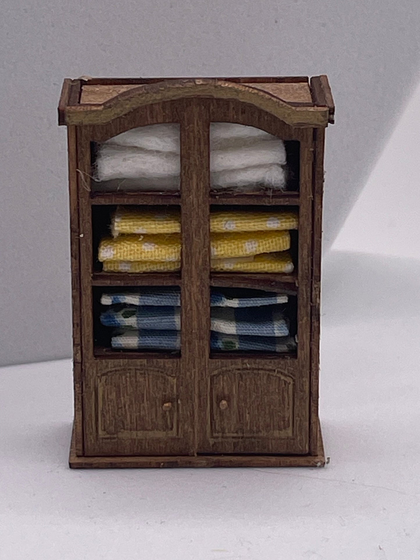Dolls House 1/48th / 1:48 /Quarter Scale - Linen Cupboard