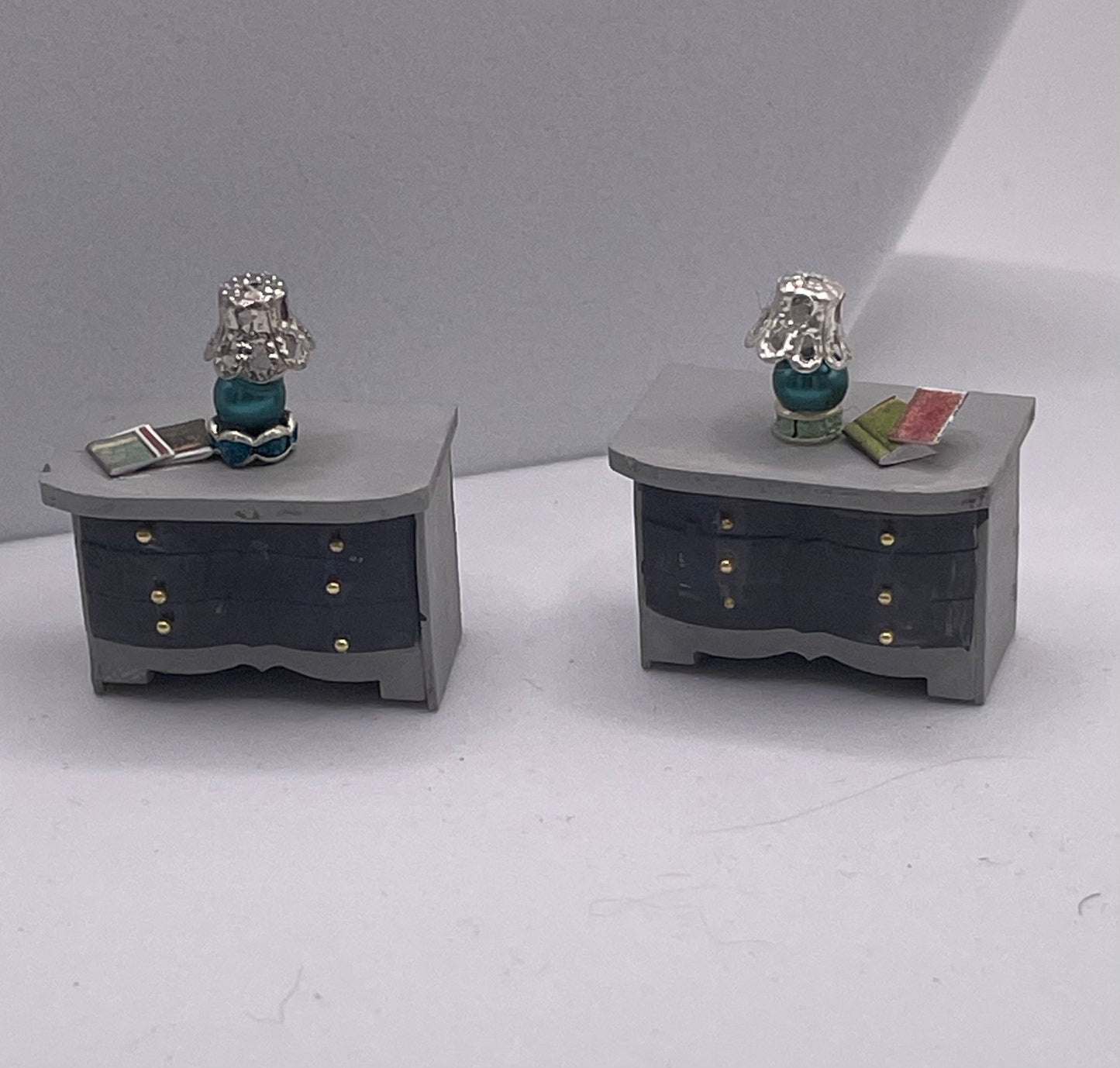 Dolls House 1/48th / 1:48 /Quarter Scale - s/2 Bedside Drawers