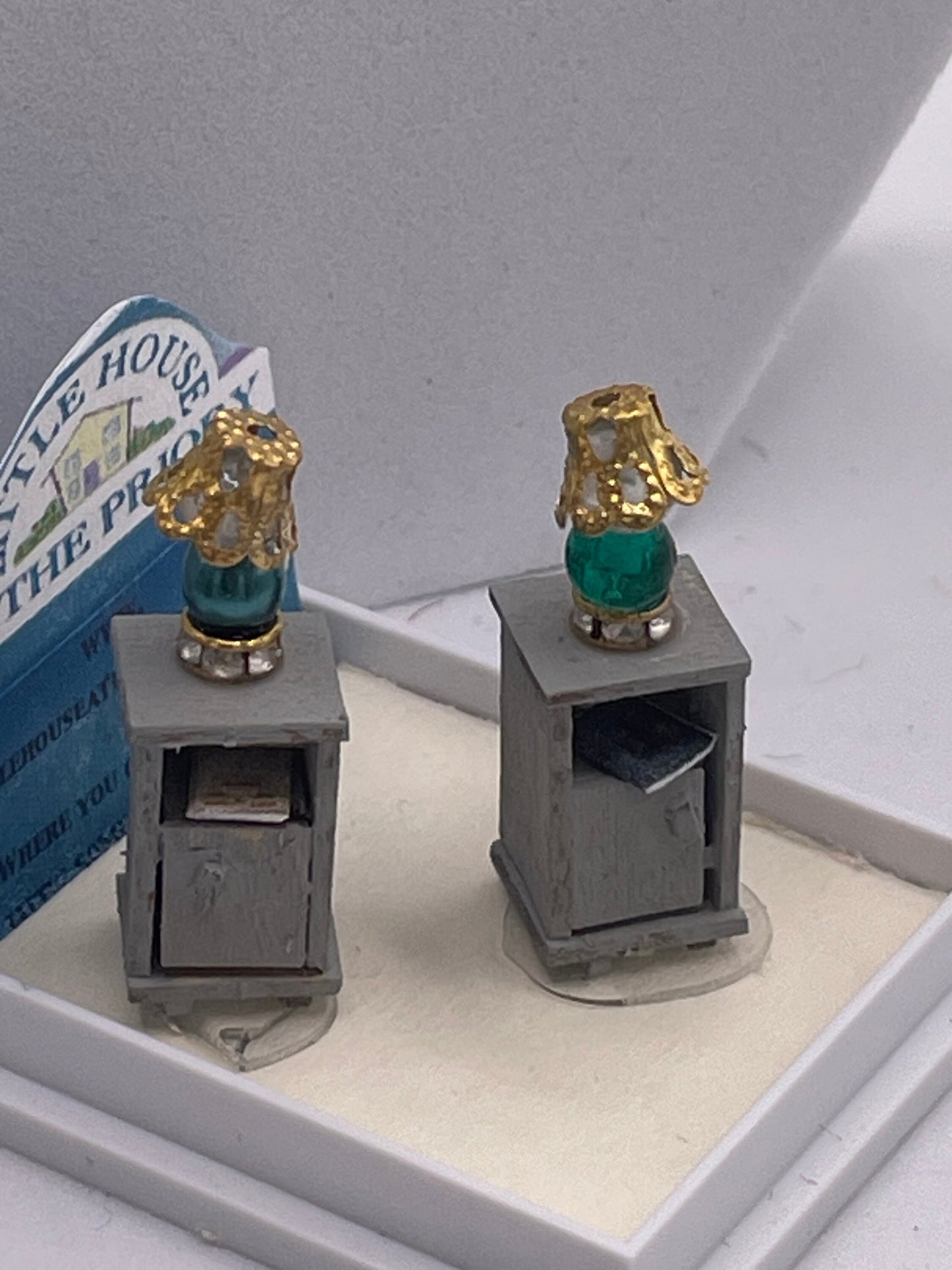 Dolls House 1/48th / 1:48 /Quarter Scale - s/2 Bedside Tables