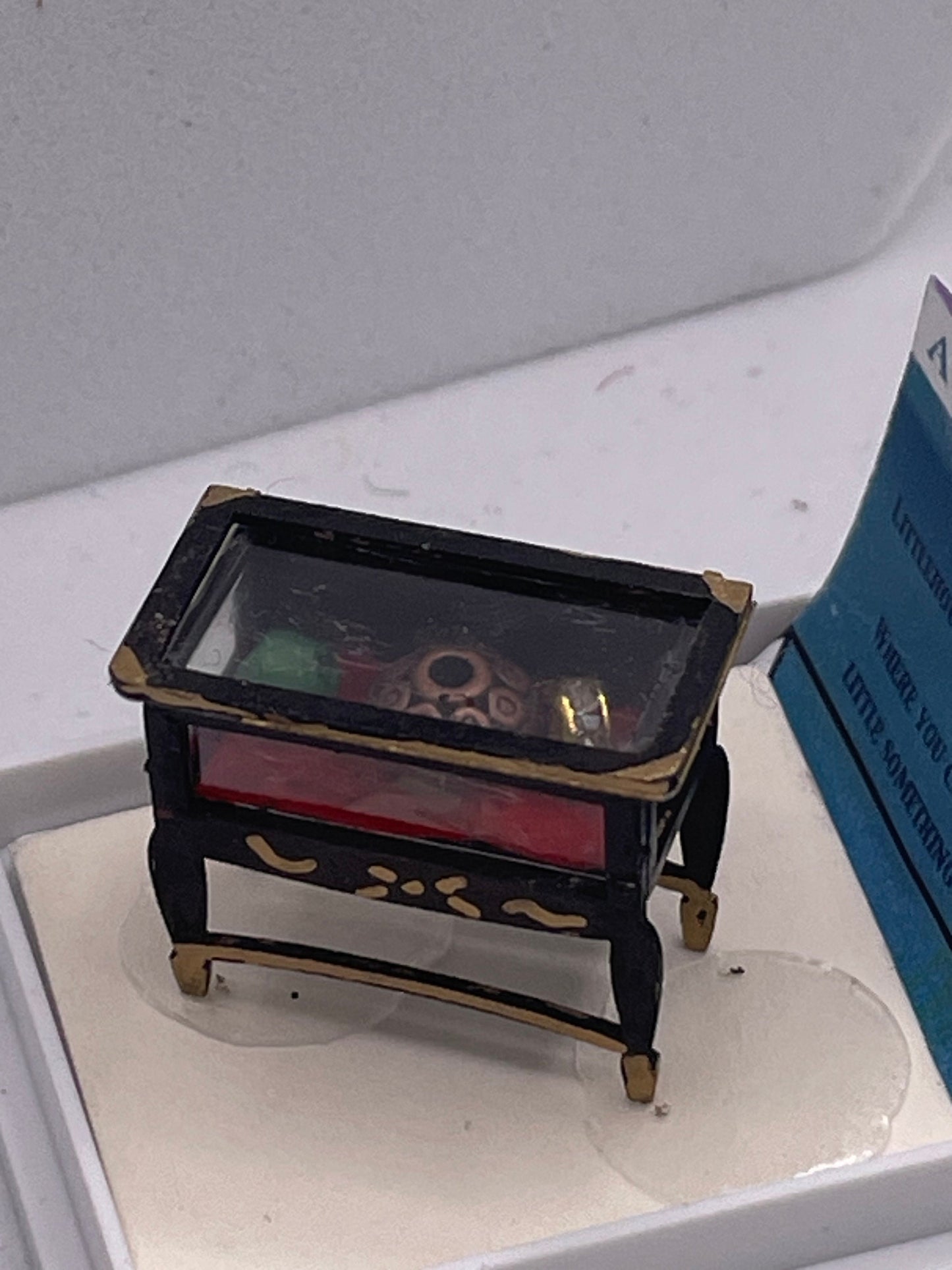 Dolls House 1/48th / 1:48 /Quarter Scale - Curio Table