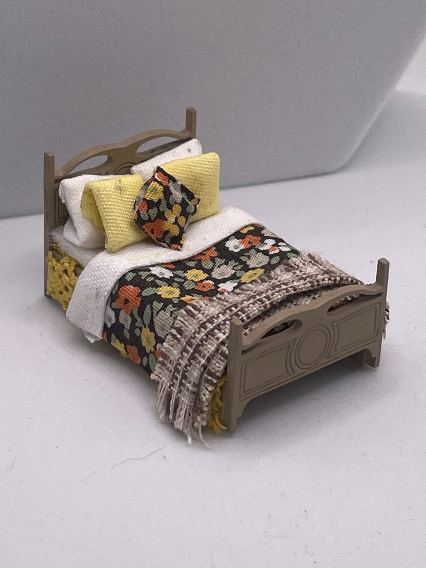 Dolls House Miniatures ( 1/48th - 1:48 - 1/4" - Quarter Inch Scale ) - Double Bed - Hazel