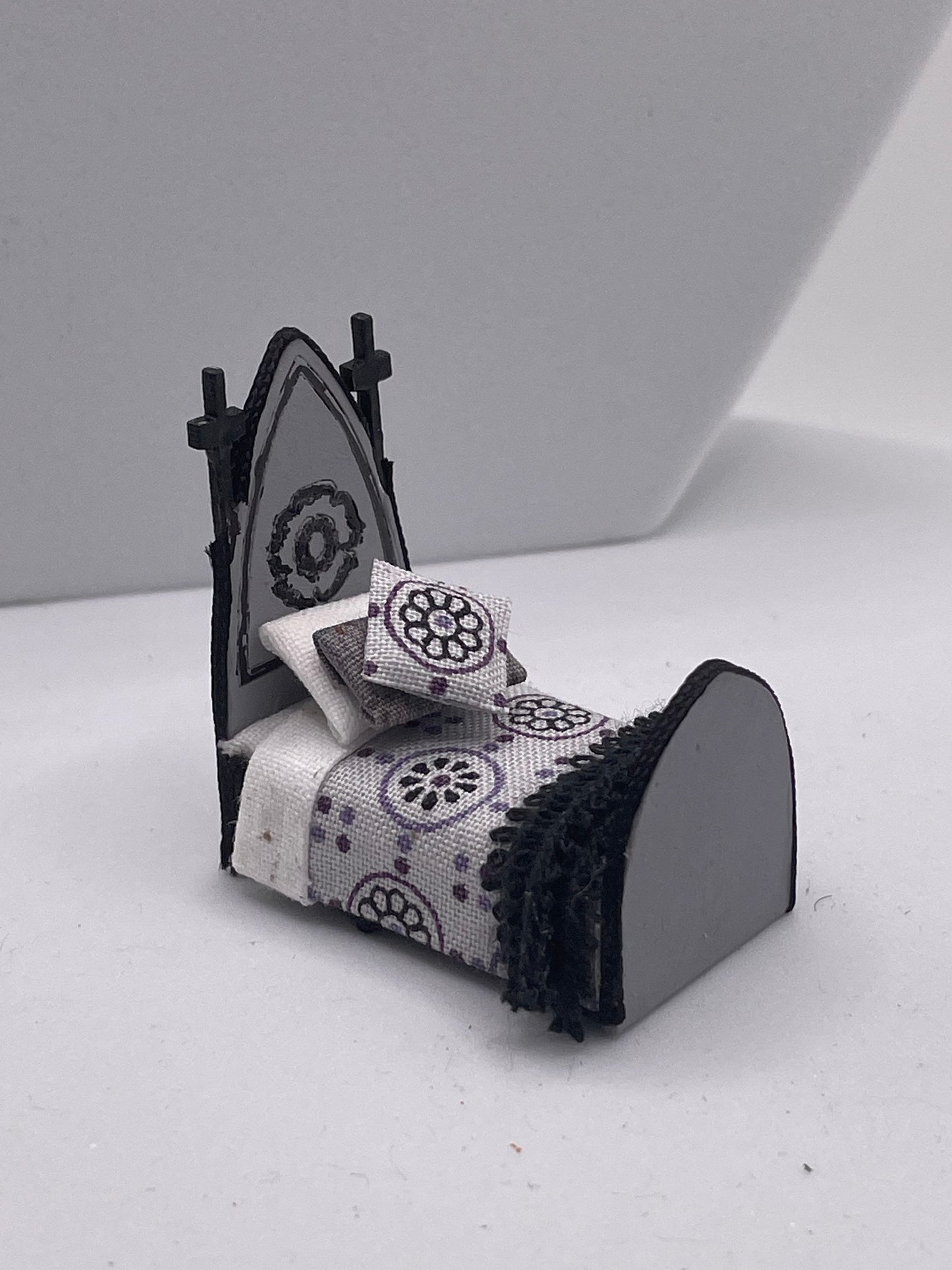 Dolls House Miniatures ( 1/48th - 1:48 - 1/4" - Quarter Inch Scale ) - Gothic Single Bed (Ophelia / Elviera)