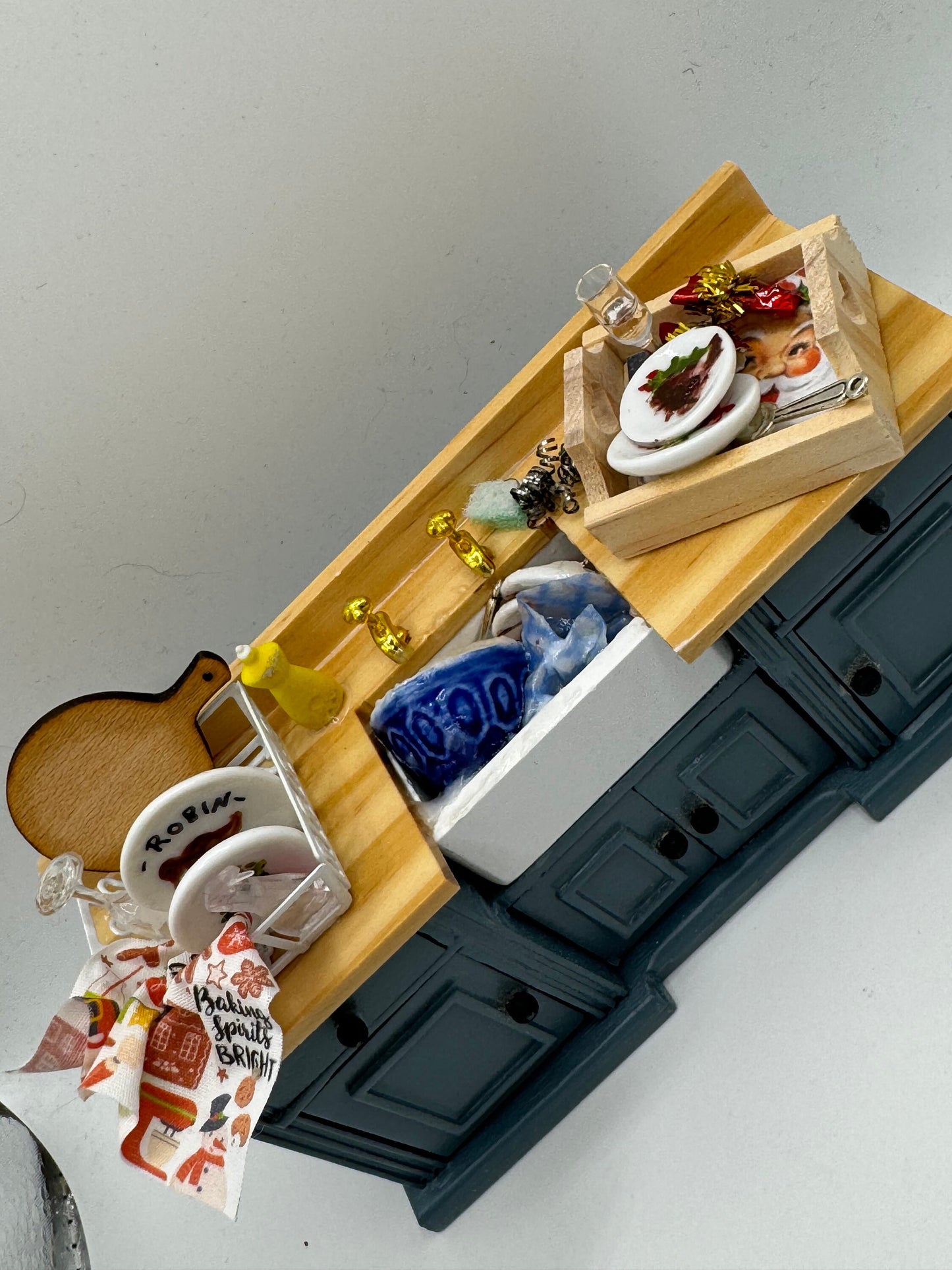 DOLLS HOUSE MINIATURES - 1/12th scale (1 inch) Christmas kitchen sink unit