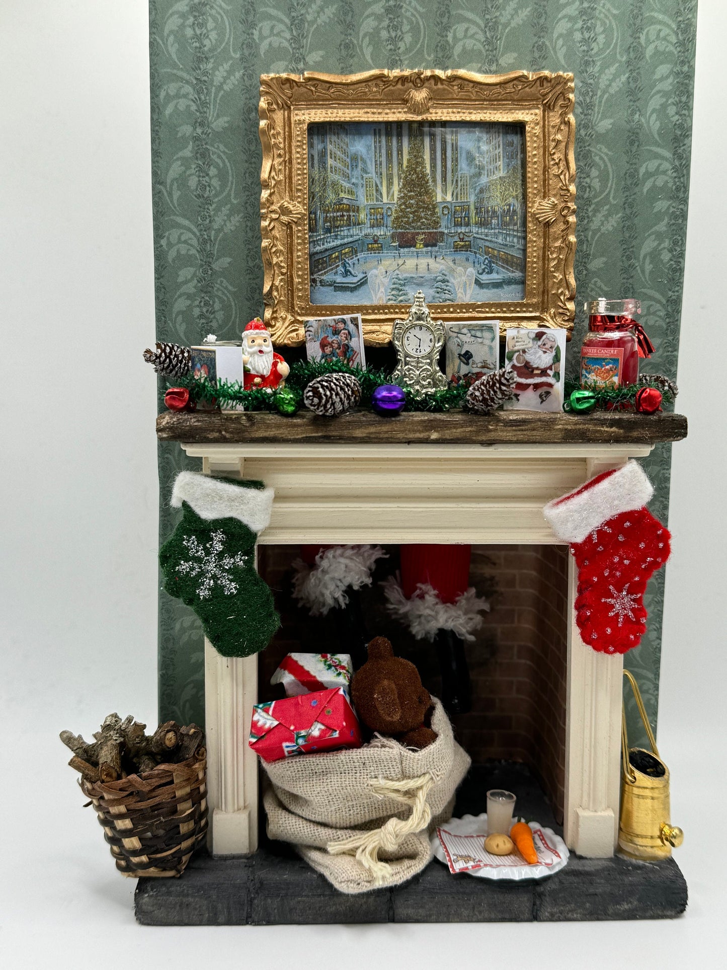 DOLLS HOUSE MINIATURES - 1/12th scale (1 inch) Santa got stuck up the Chimney
