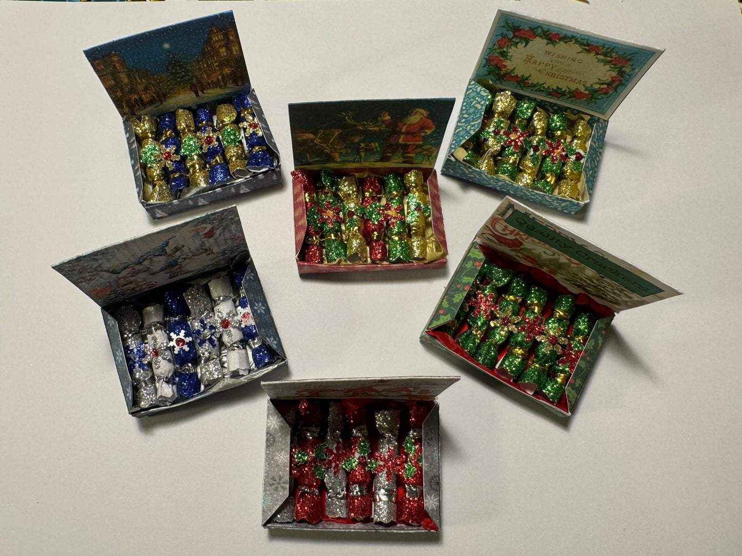 DOLLS HOUSE MINIATURES - 1/12th scale (1 inch) christmas crackers in box (6 options)