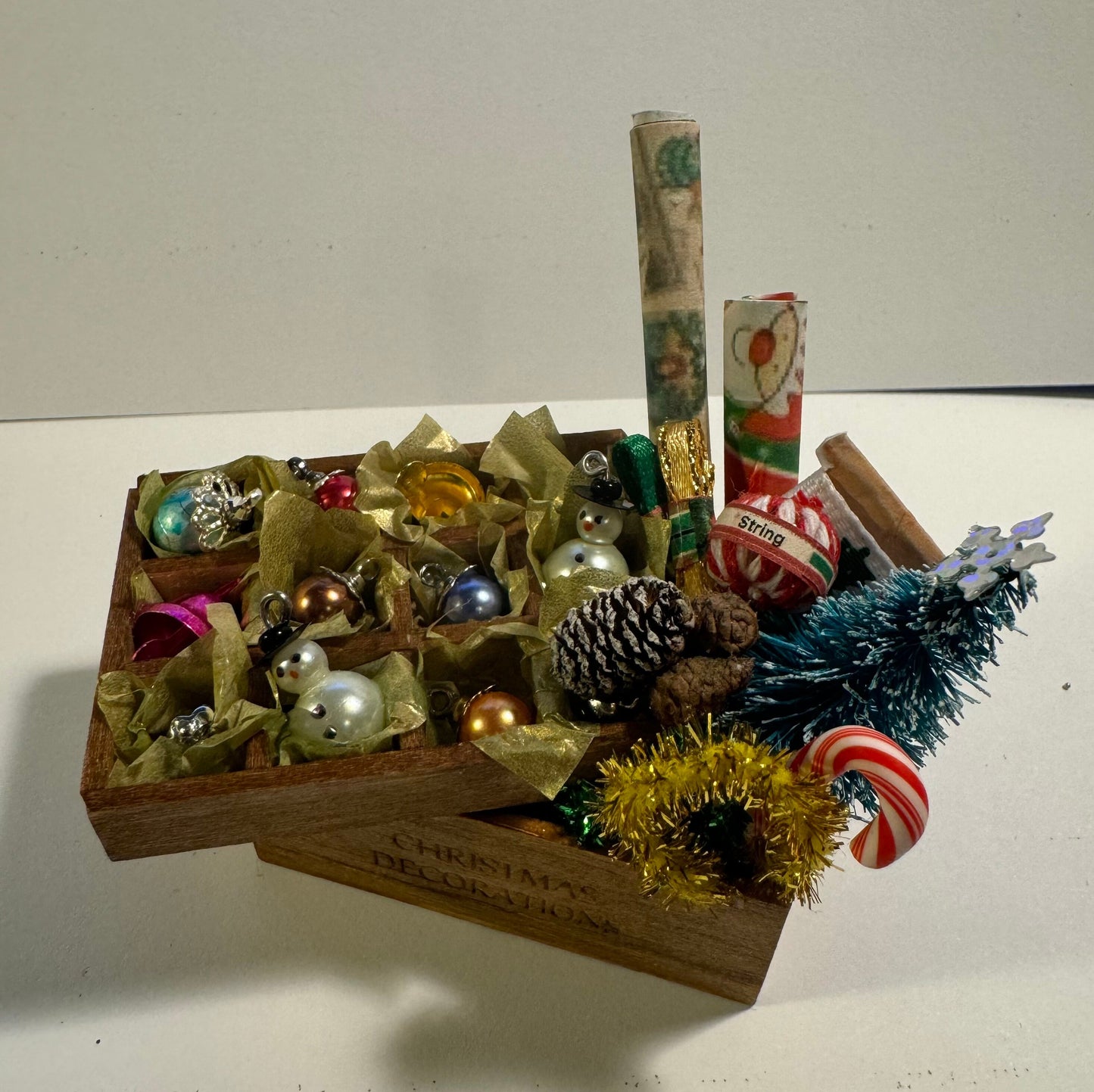 DOLLS HOUSE MINIATURES - 1/12th scale (1 inch) christmas decorations boxes (5 options)