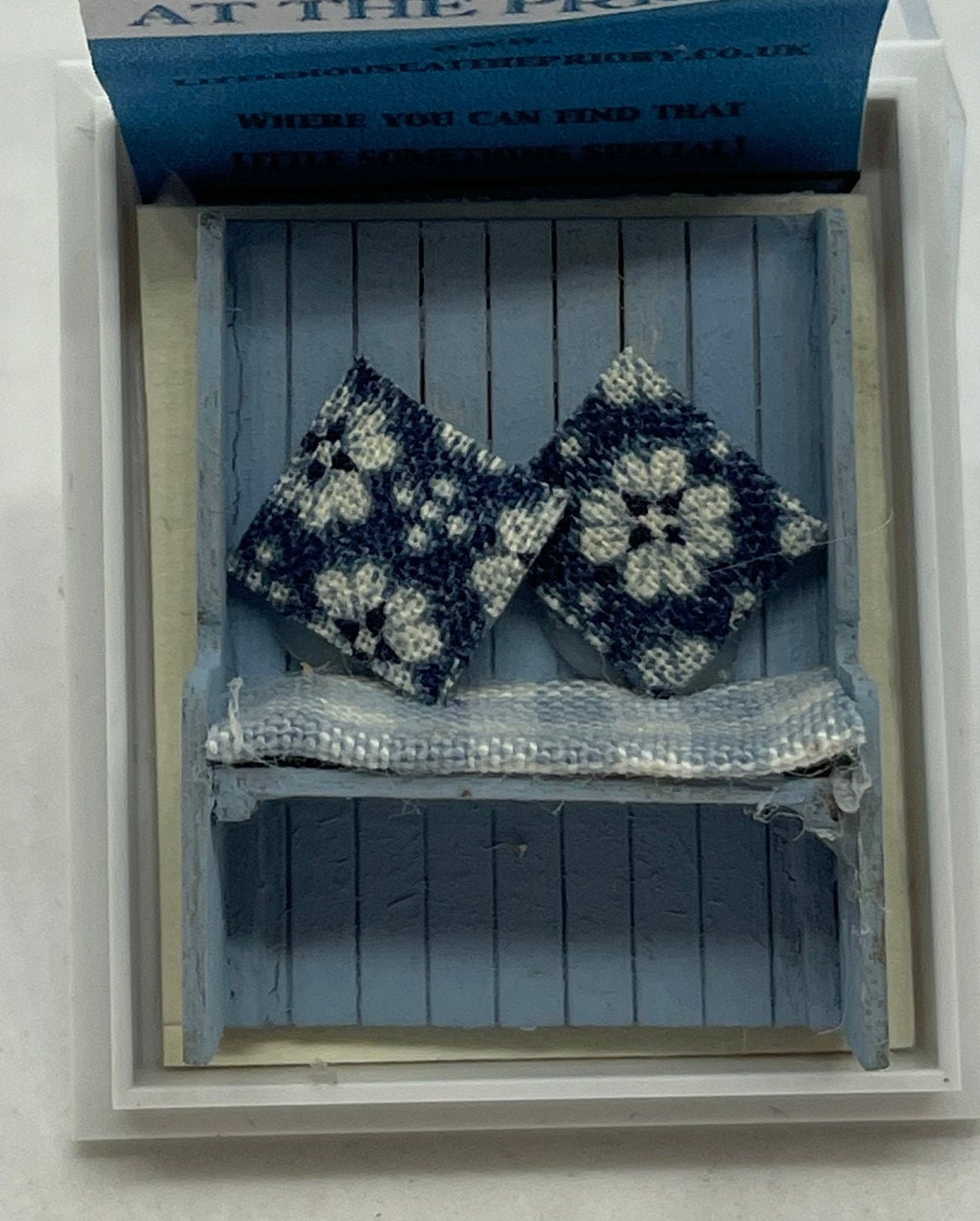 Dolls House Miniatures - Hand Painted Pretty 1/48th (1/4inch) quarter-scale Settle Seat