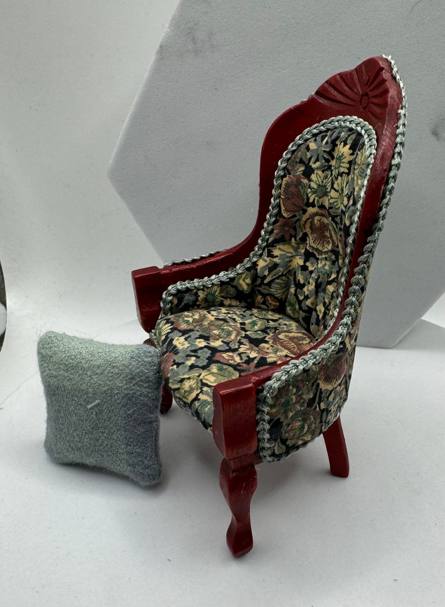Dolls House Miniatures - 1/12 Elegant chair