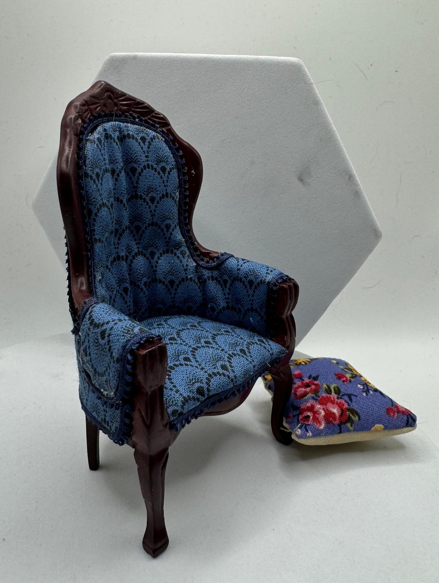 Dolls House Miniatures - 1/12 Elegant chair