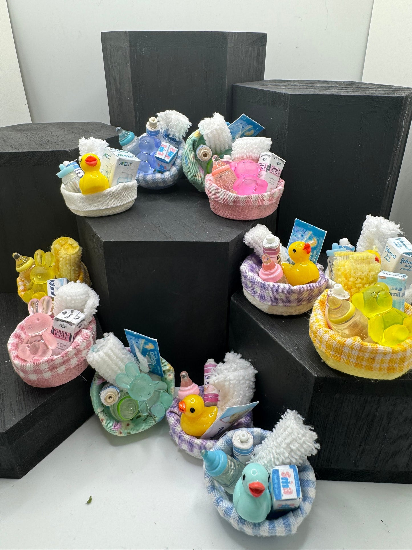 Dolls House Miniatures - Baby Basket x1 (assorted)
