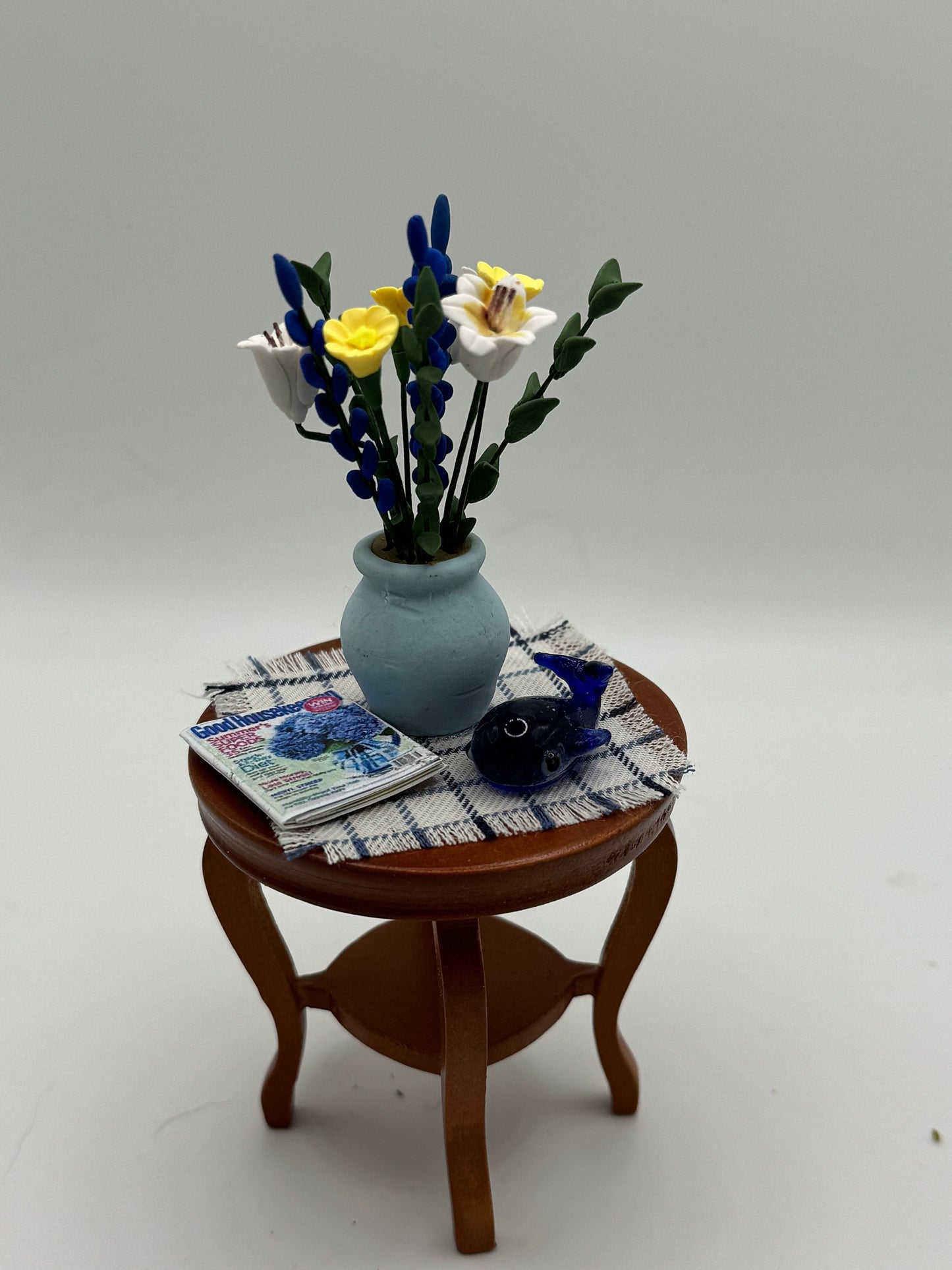 Dolls House Miniatures - 1/12 Round Side Table with flowers 9 (4 options)