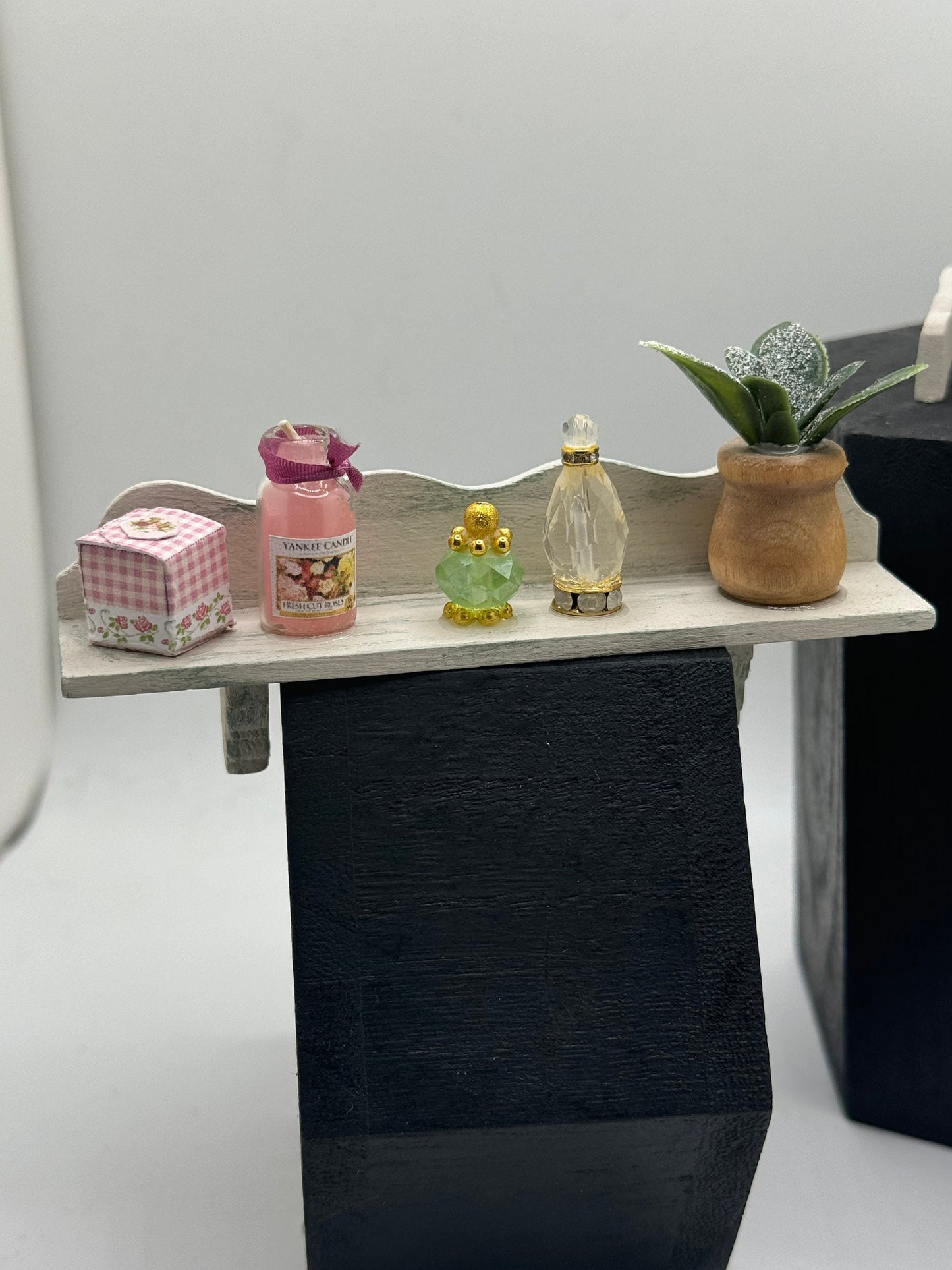 Dolls House Miniatures - 1/12th / 1:12 / inch scale. Shabby Chic Bathroom Bedroom Furniture ( 2 options )