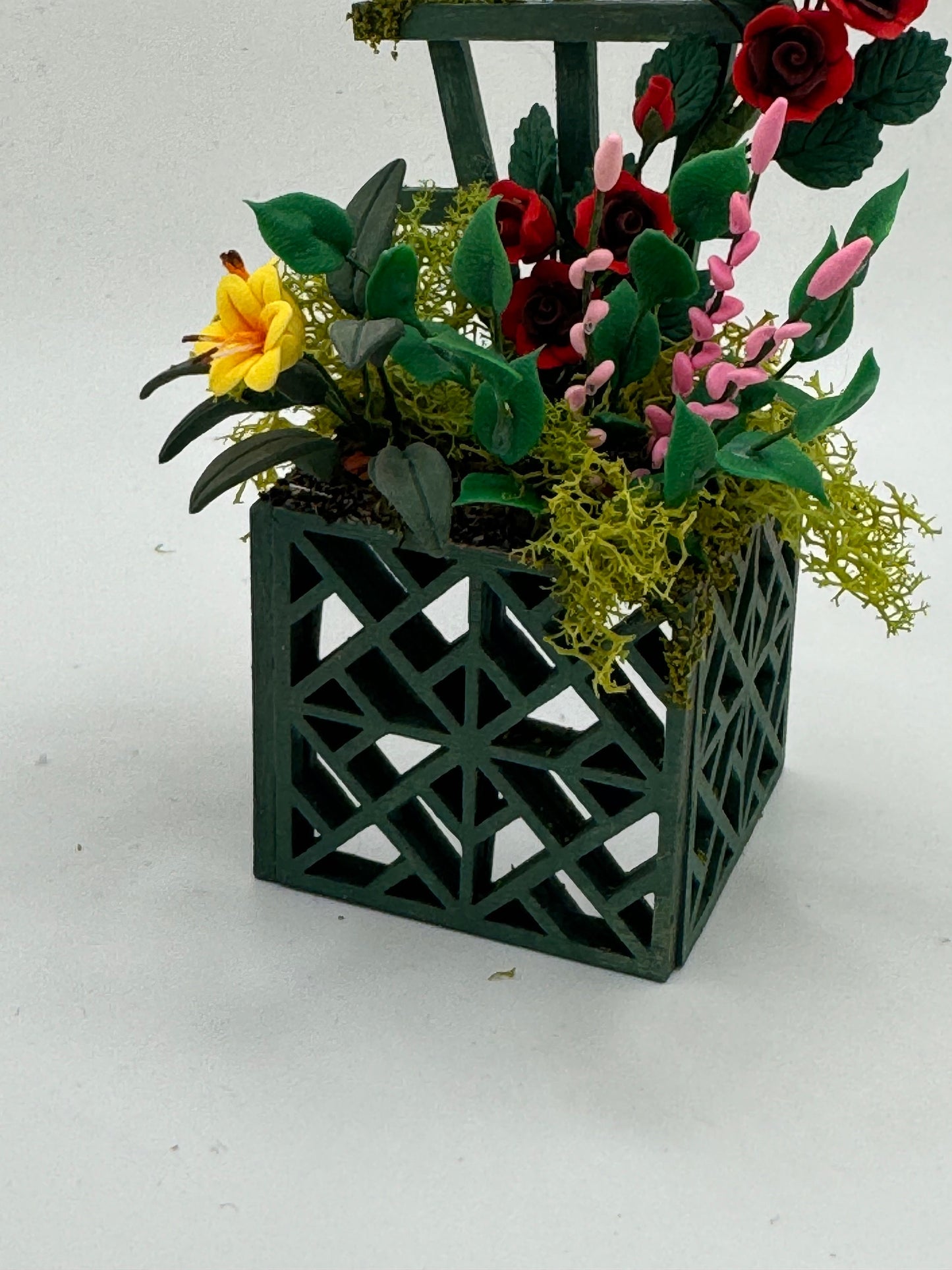 Dolls House Miniatures - 1/12th Rose Planter with Trellace