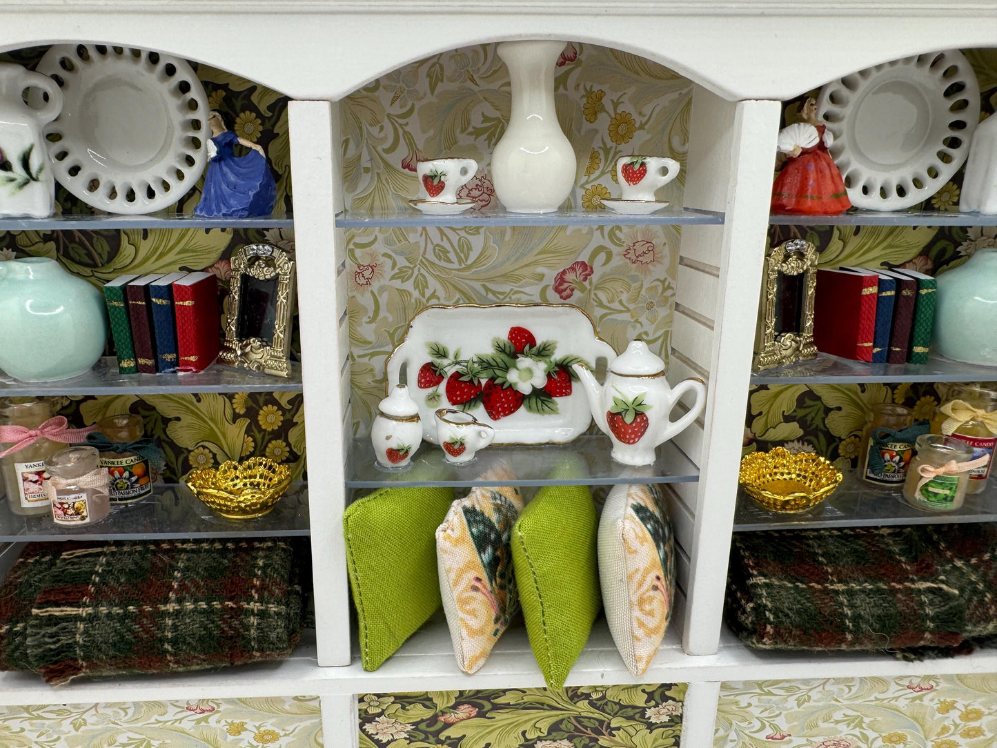 Dolls House Miniatures - Homewares / Gift shop shelf