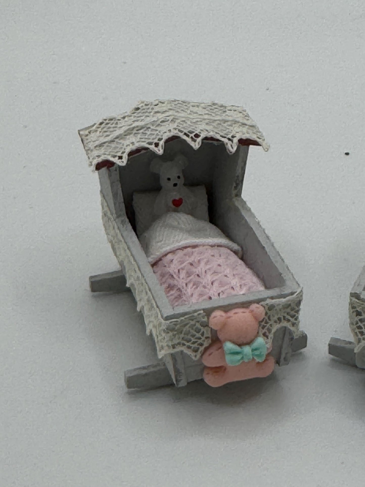 DOLLS HOUSE MINIATURES - 1/24th / 1:24th / Half Inch Scale - Rocker Cradle / Cot / Crib x1